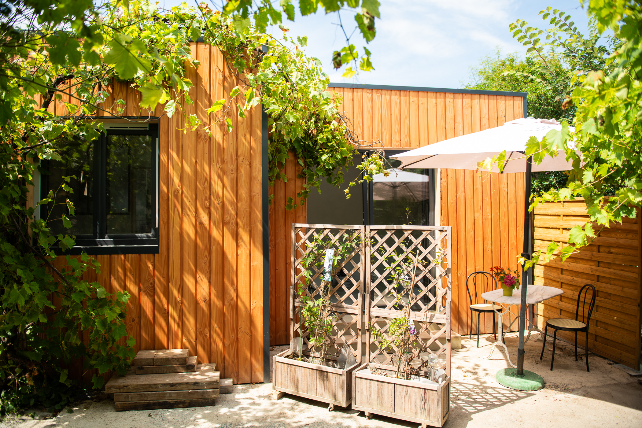 Douce France : une tiny house moderne au cœur de la nature à Le Gue D'allere — vue intérieure