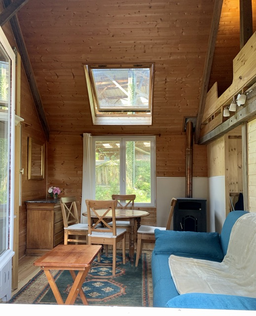 Chalet au bord de l’eau et des chevaux : une escapade romantique en Bourgogne à Sauvigny Les Bois — cuisine