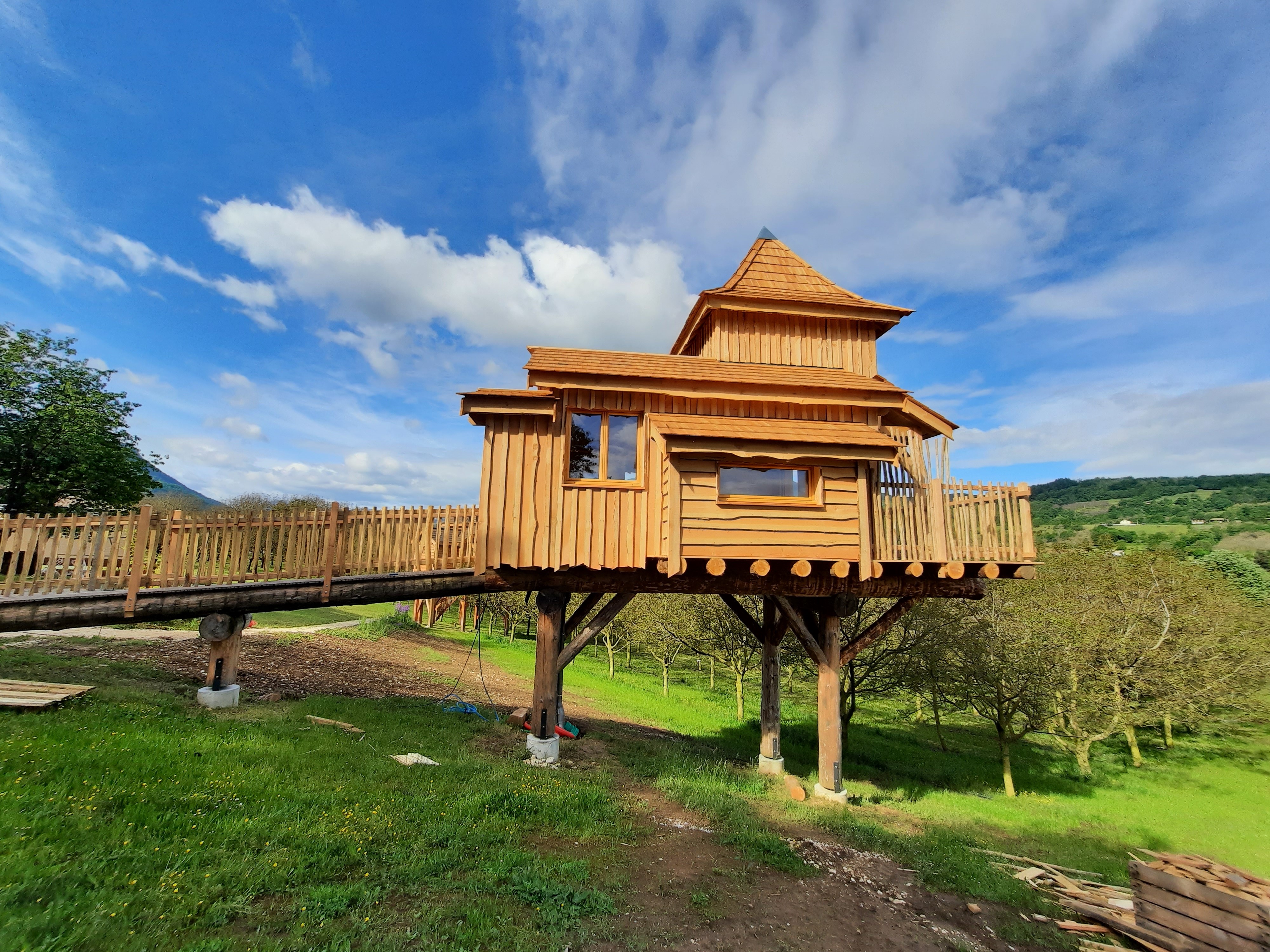 Cabane Prague — Nuit perchée avec spa à Vercors en Drôme à Saint-Jean-En-Royans — espace de vie