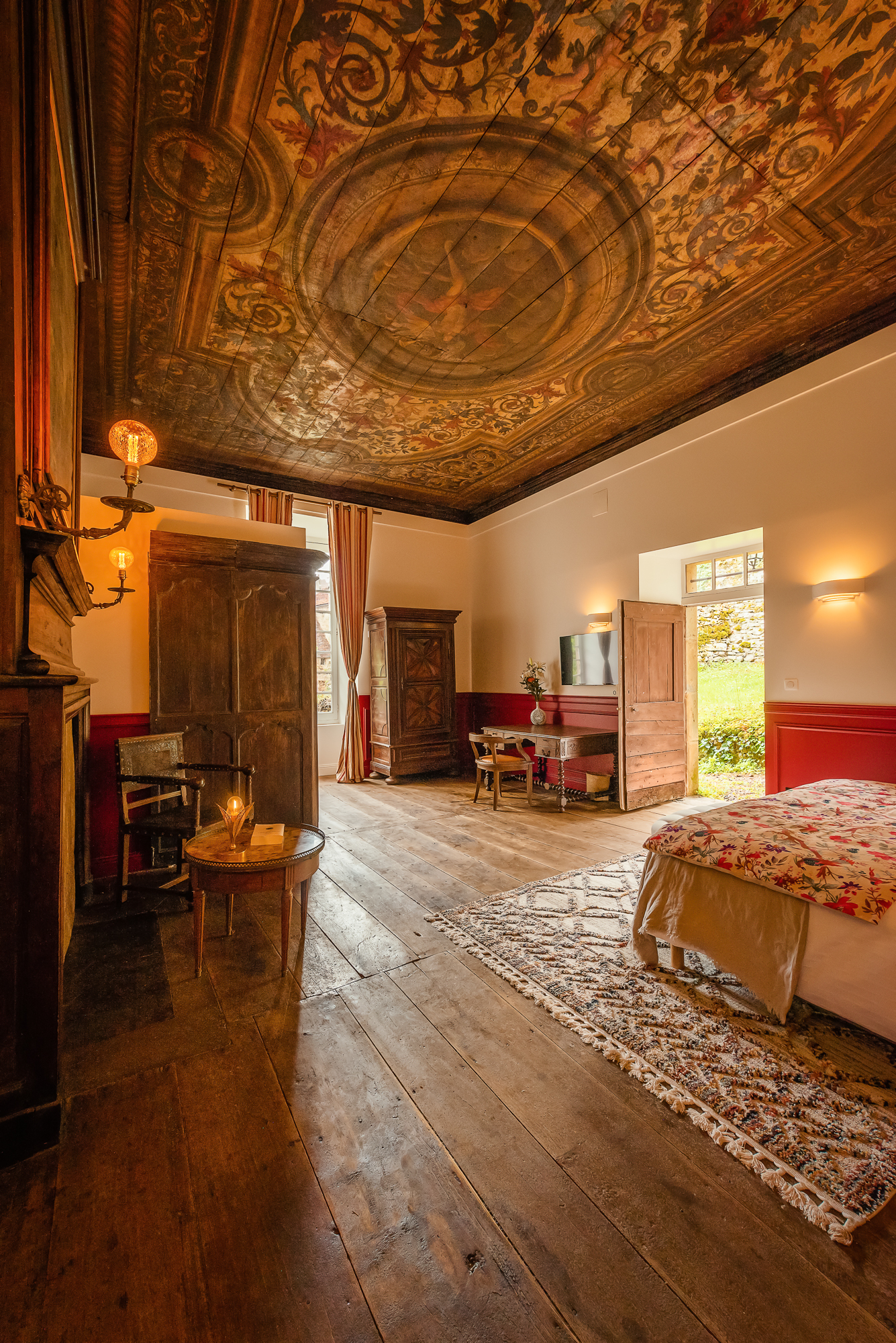 Séjournez dans la suite du Vicomte de Turenne au Manoir de Laroque Delprat à Autoire — chambre
