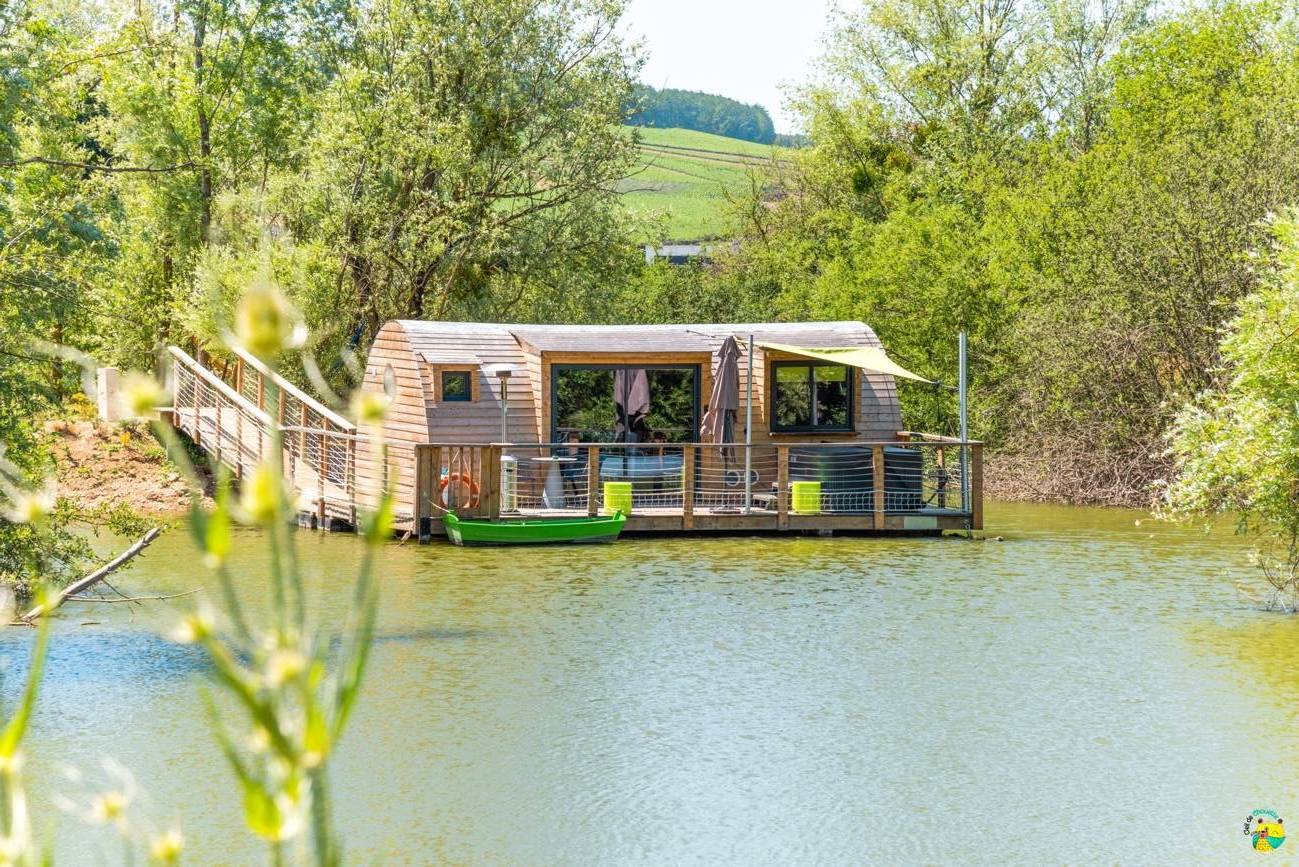 Lodge Duo Flottant avec spa et sauna privatif en Bourgogne à Chablis — chambre