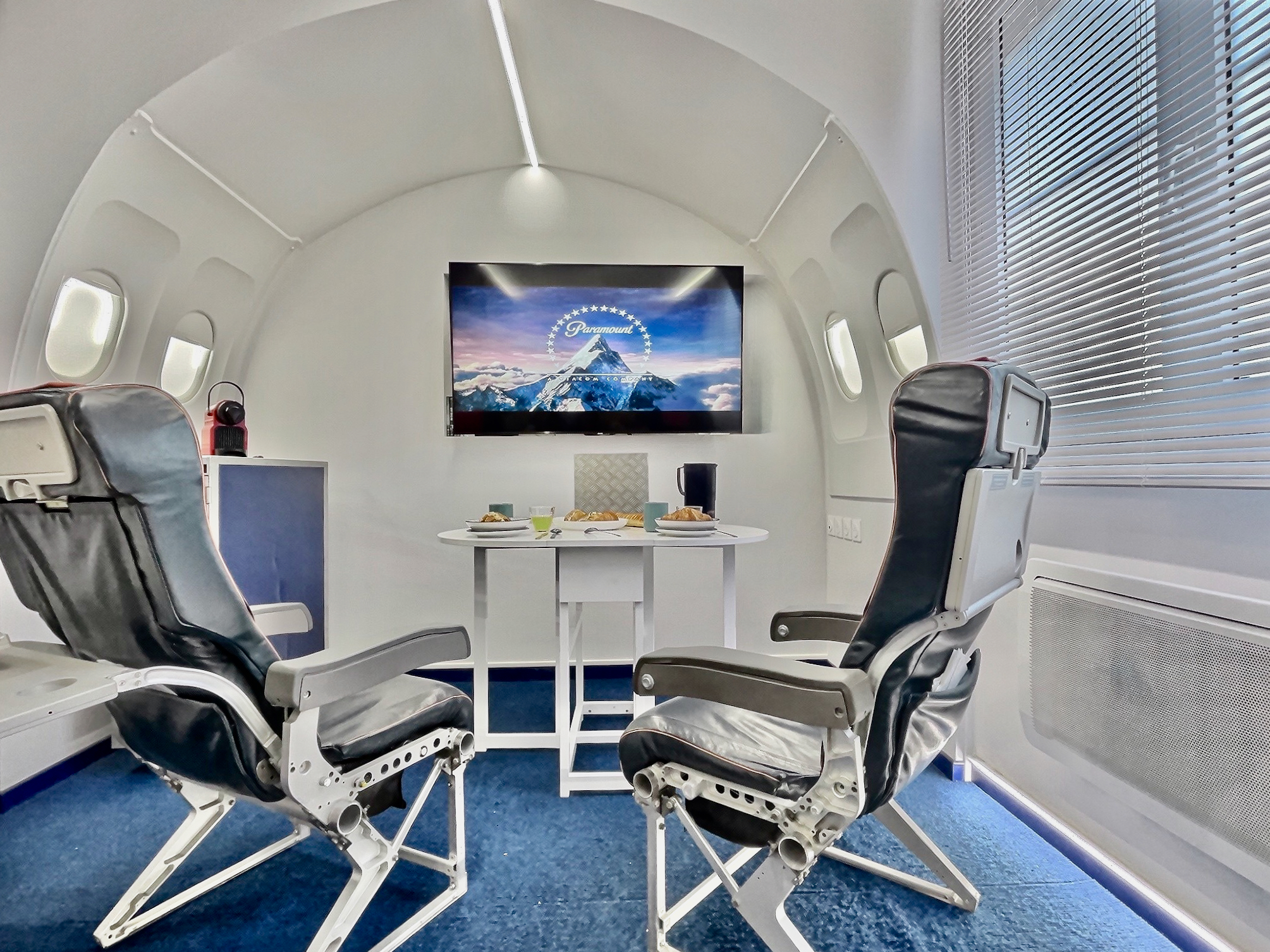 Insolite - Thème Jet Privé — Chambre à thème avec spa à Moontown