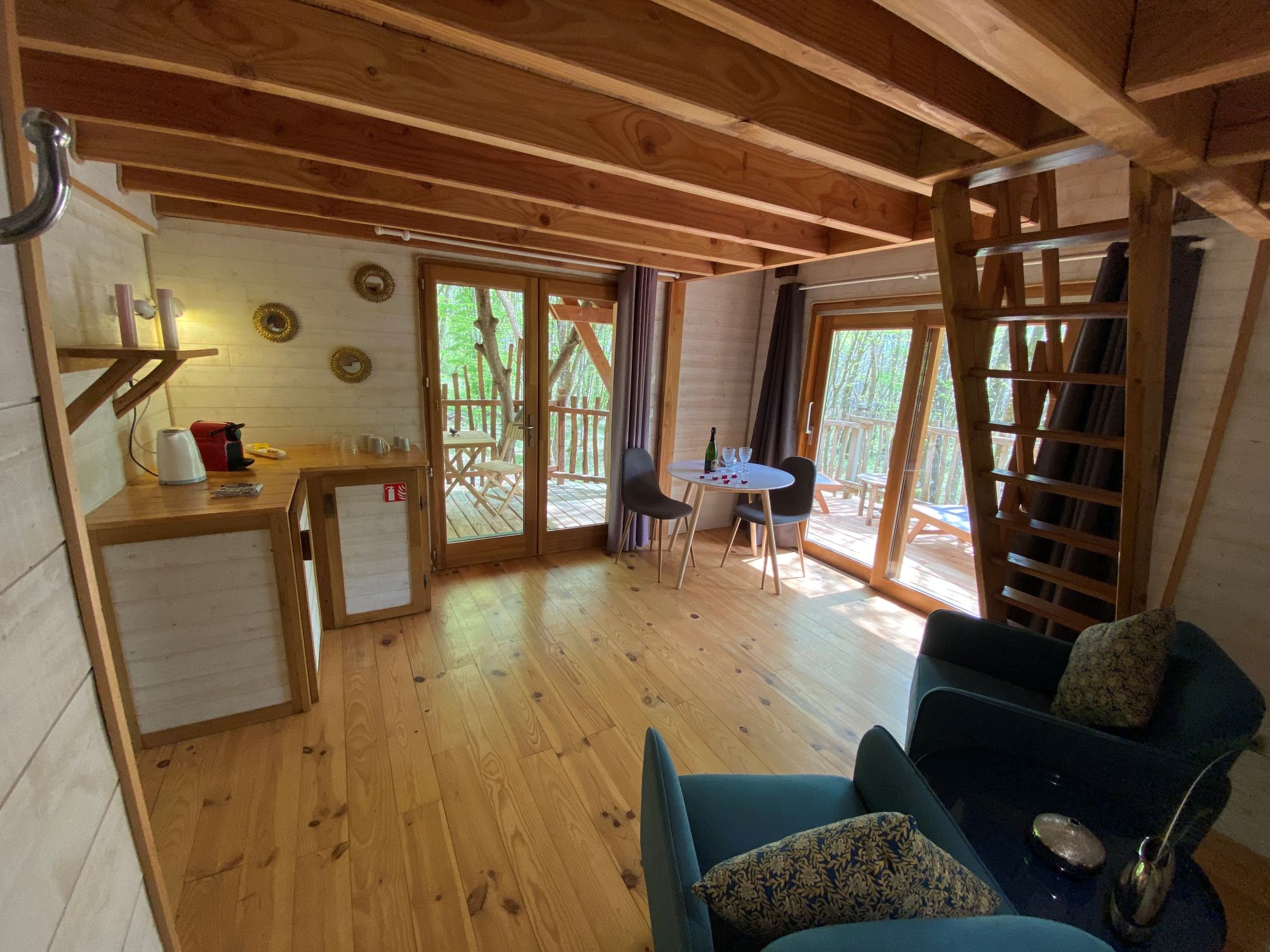 Évasion dans une cabane perchée avec spa en Aquitaine à Monsac — cuisine