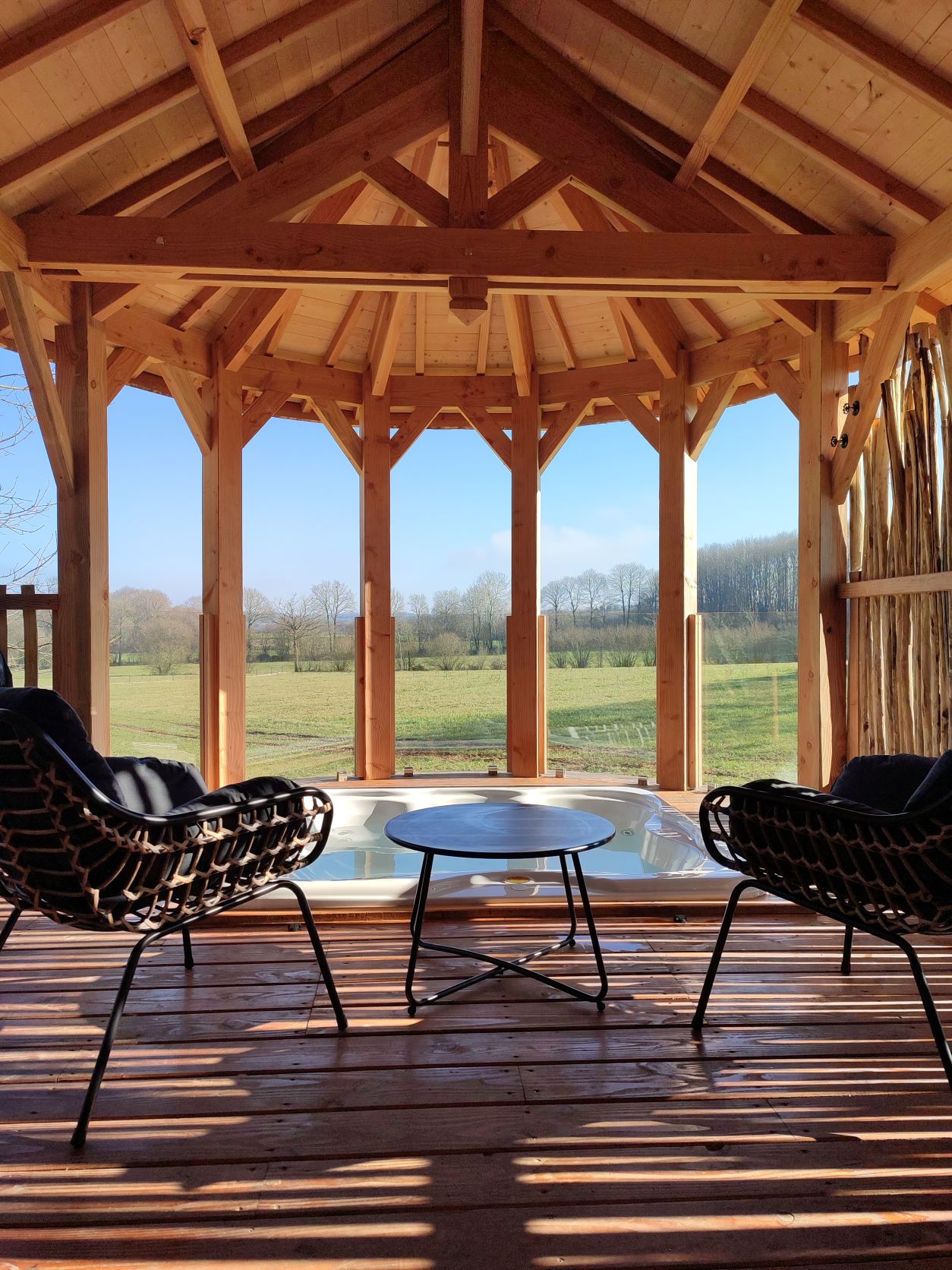 La Cabane Perchée : une expérience unique en Bretagne à Gomené — vue intérieure