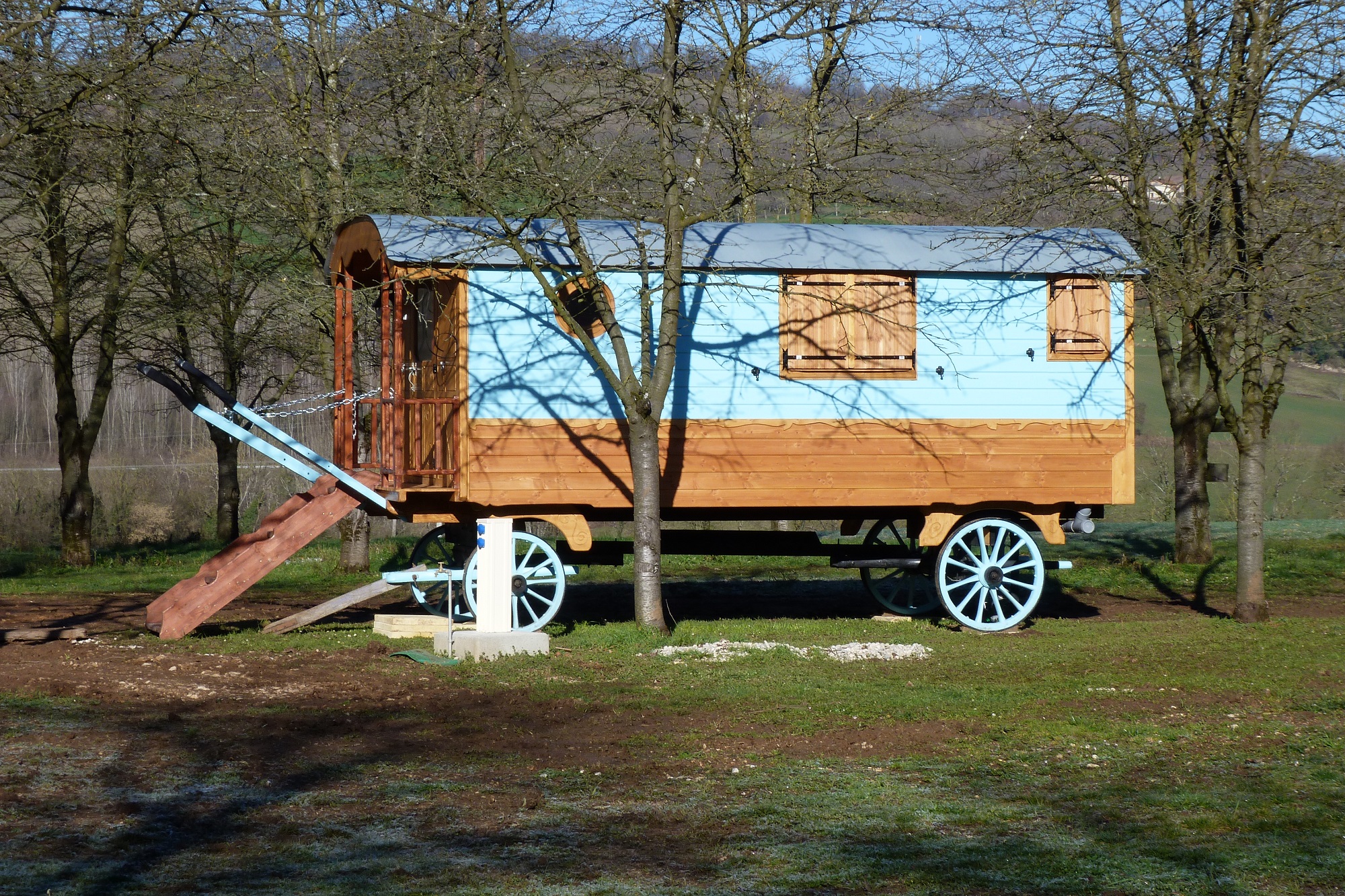 Roulotte Vercors — Séjour bien-être avec spa à Vercors (Drôme) à Saint-Jean-En-Royans — vue intérieure
