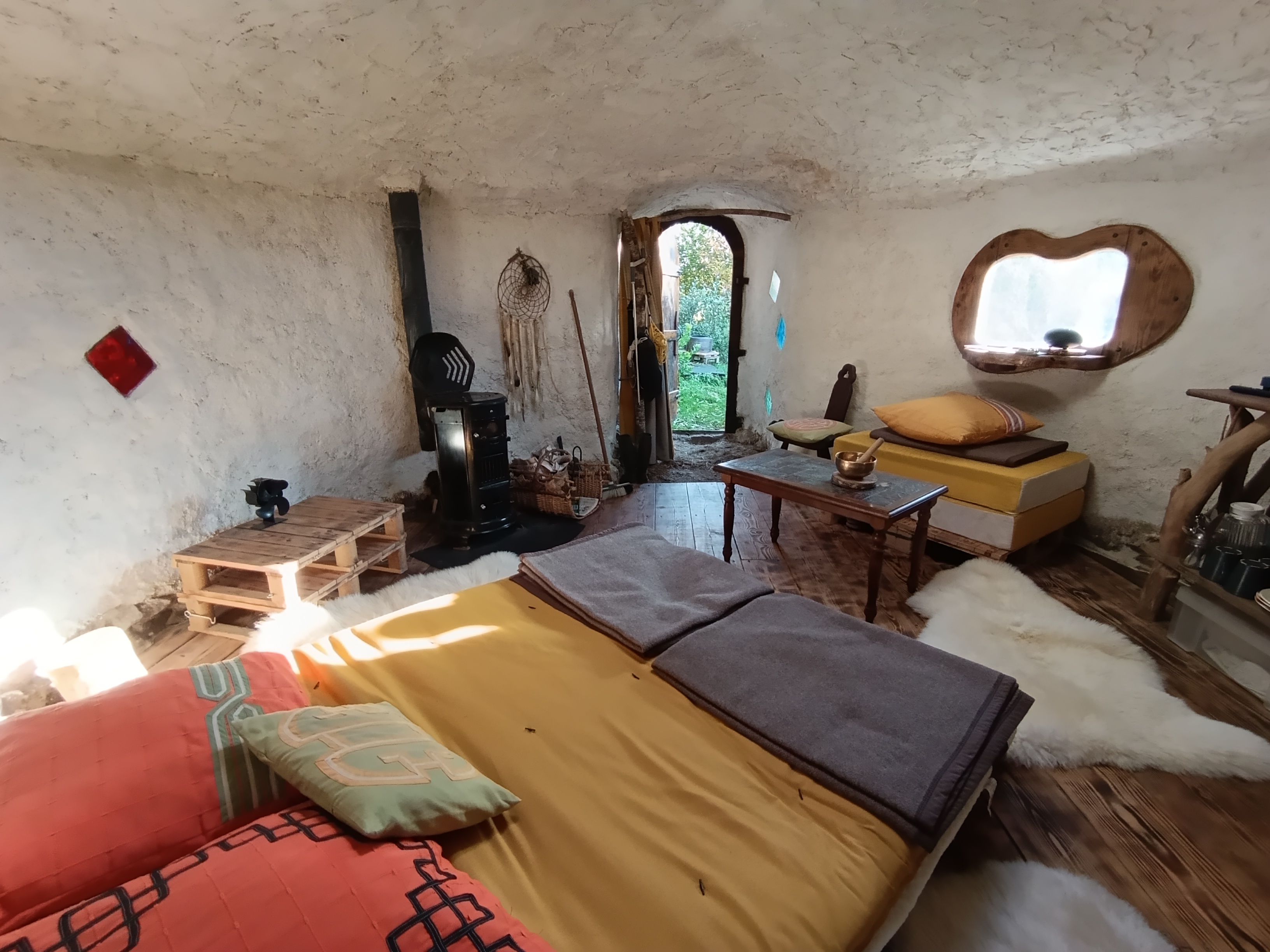La Kerterre des Grillons : un refuge insolite en Auvergne à St Nicolas Des Biefs — vue intérieure