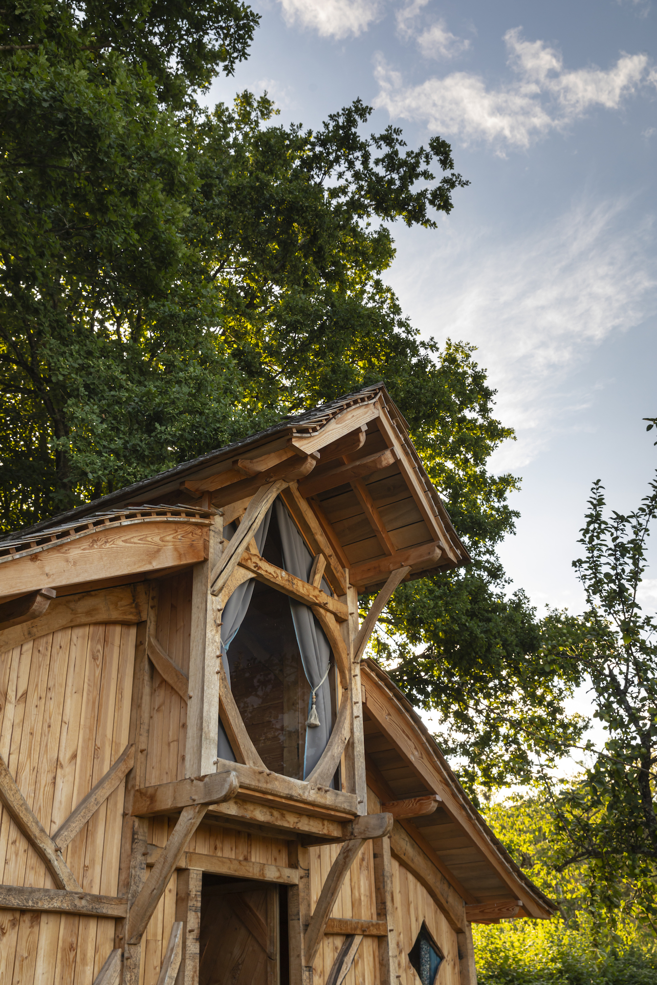 Odyssée : une cabane immersive en Basse-Normandie à Moulicent — vue intérieure