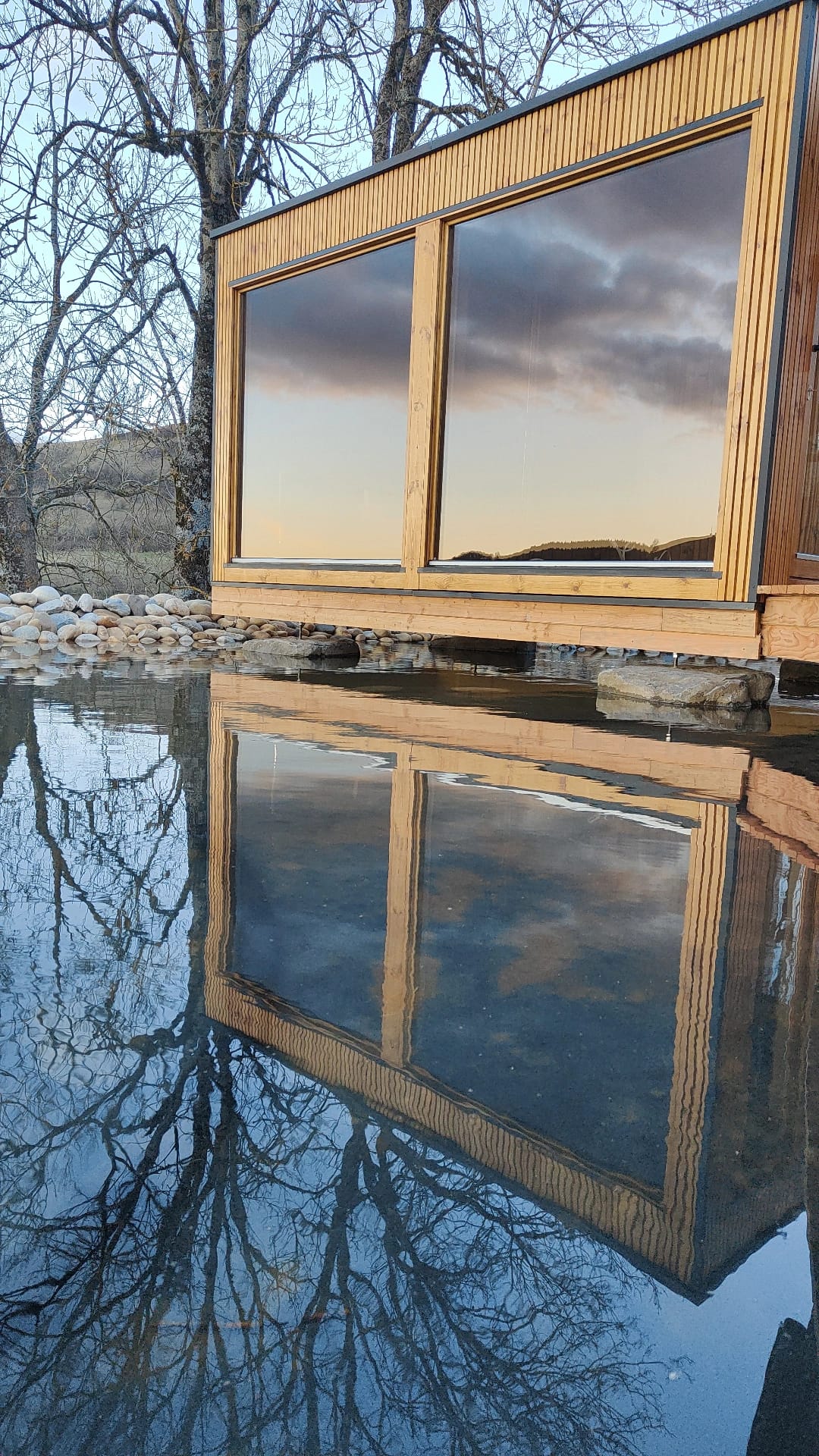 Cabane sur pilotis avec spa et sauna en Auvergne à Ségur-Les-Villas — salle de bain