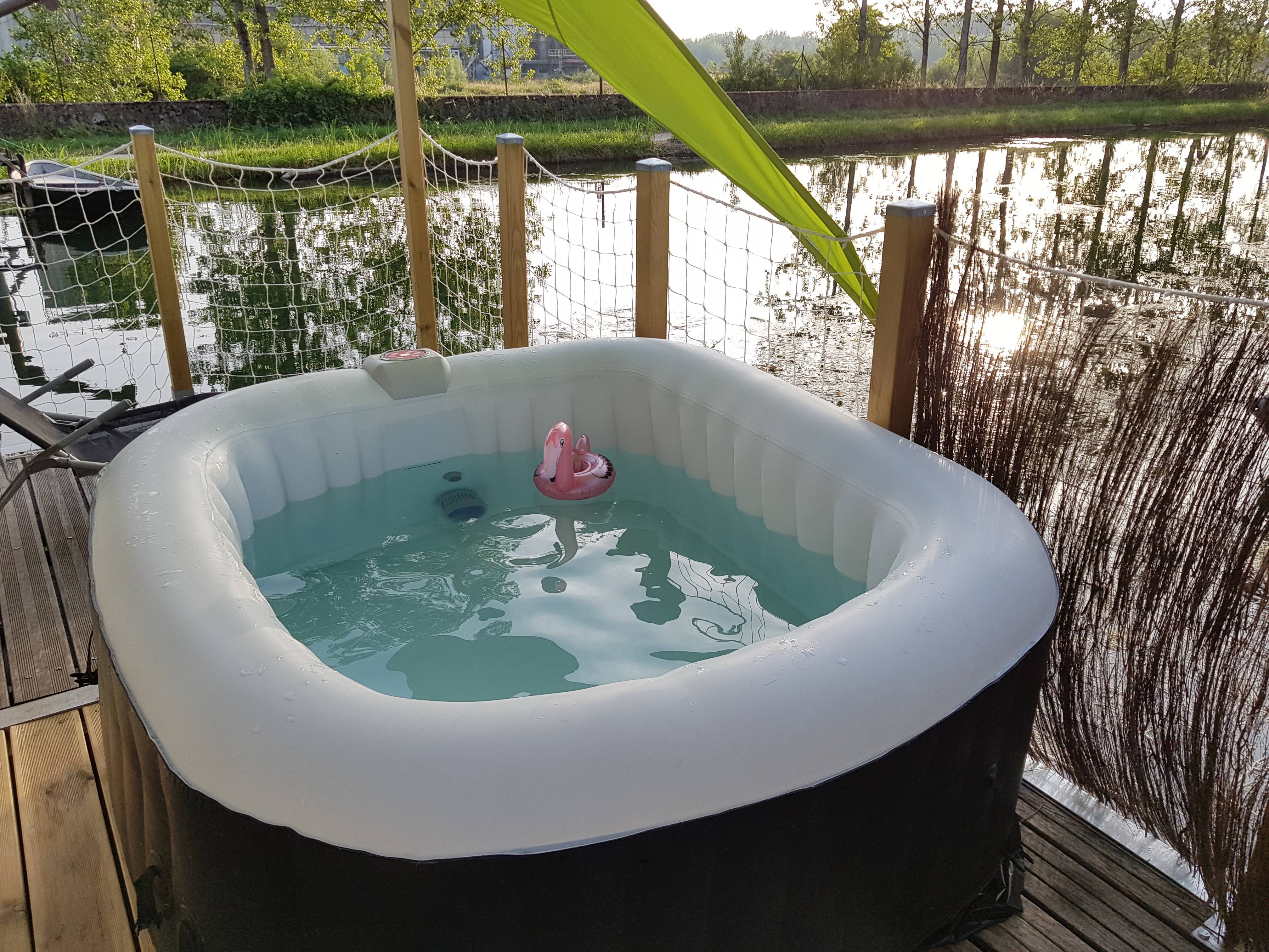 Le Cottage Flottant Insolite — Maison flottante avec jacuzzi à Côte-d'Or à Dijon — vue intérieure