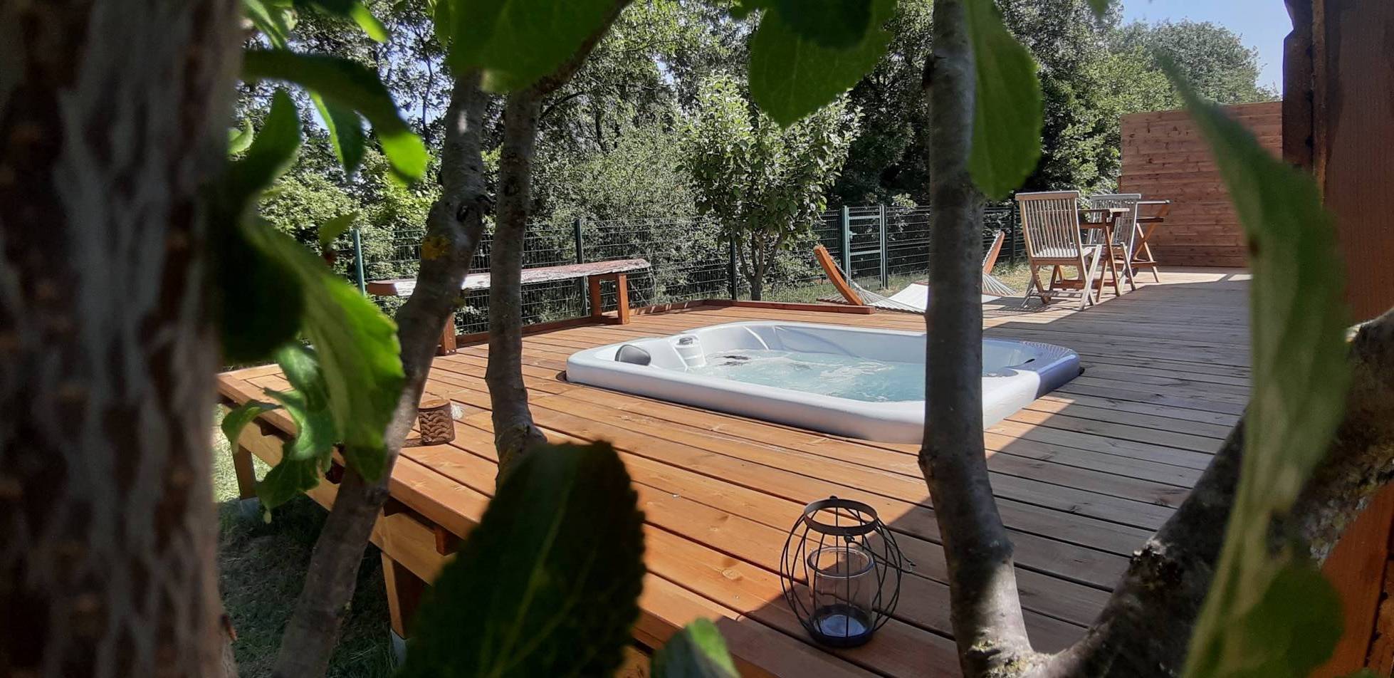 La Cabane Cassanha & Spa : une évasion romantique en pleine nature à Méjannes-Lès-Alès — chambre
