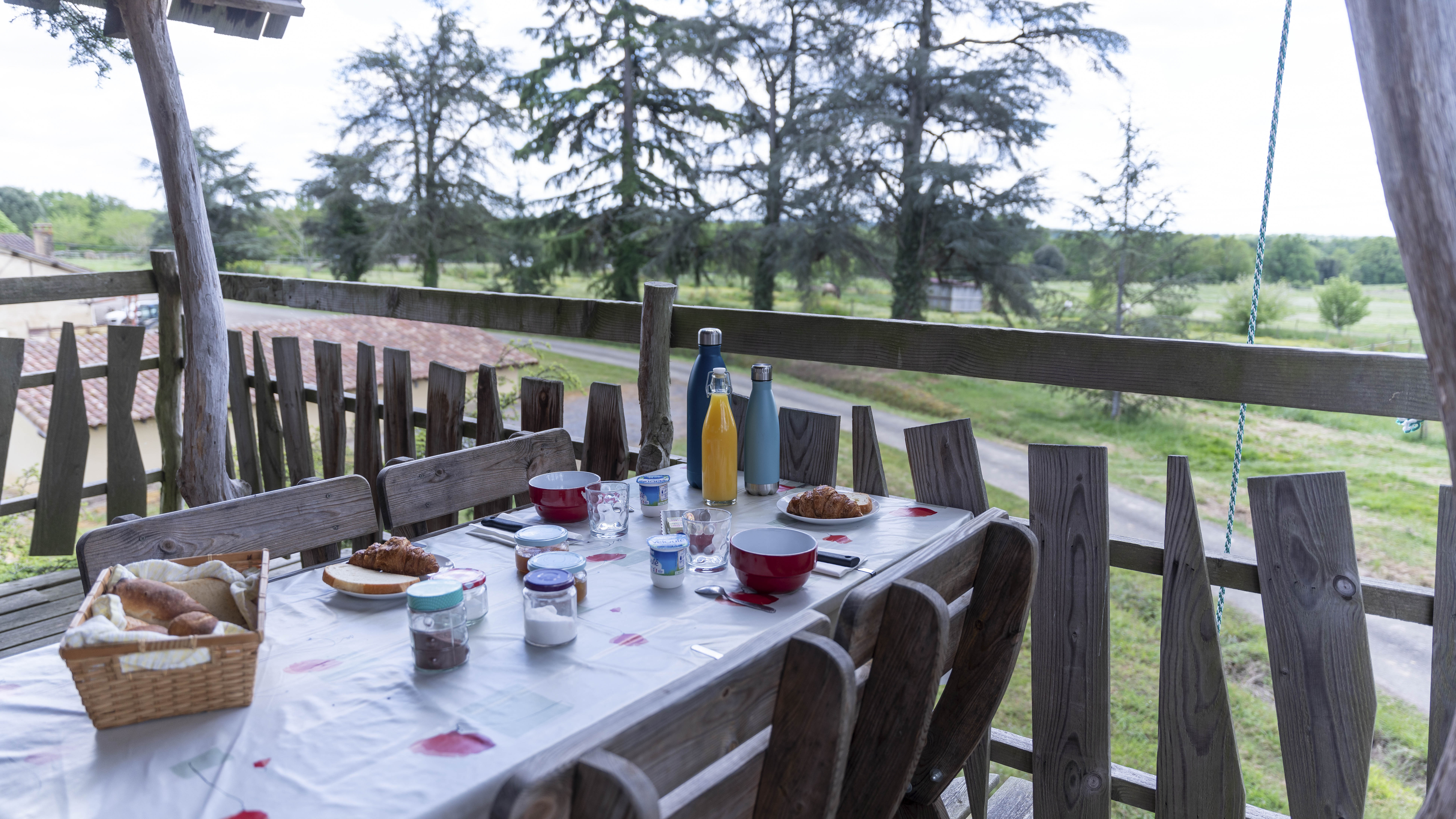 Cabane au Cèdre du Bonheur — Cabane dans les arbres avec vue panoramique à Gers à Riguepeu — cuisine