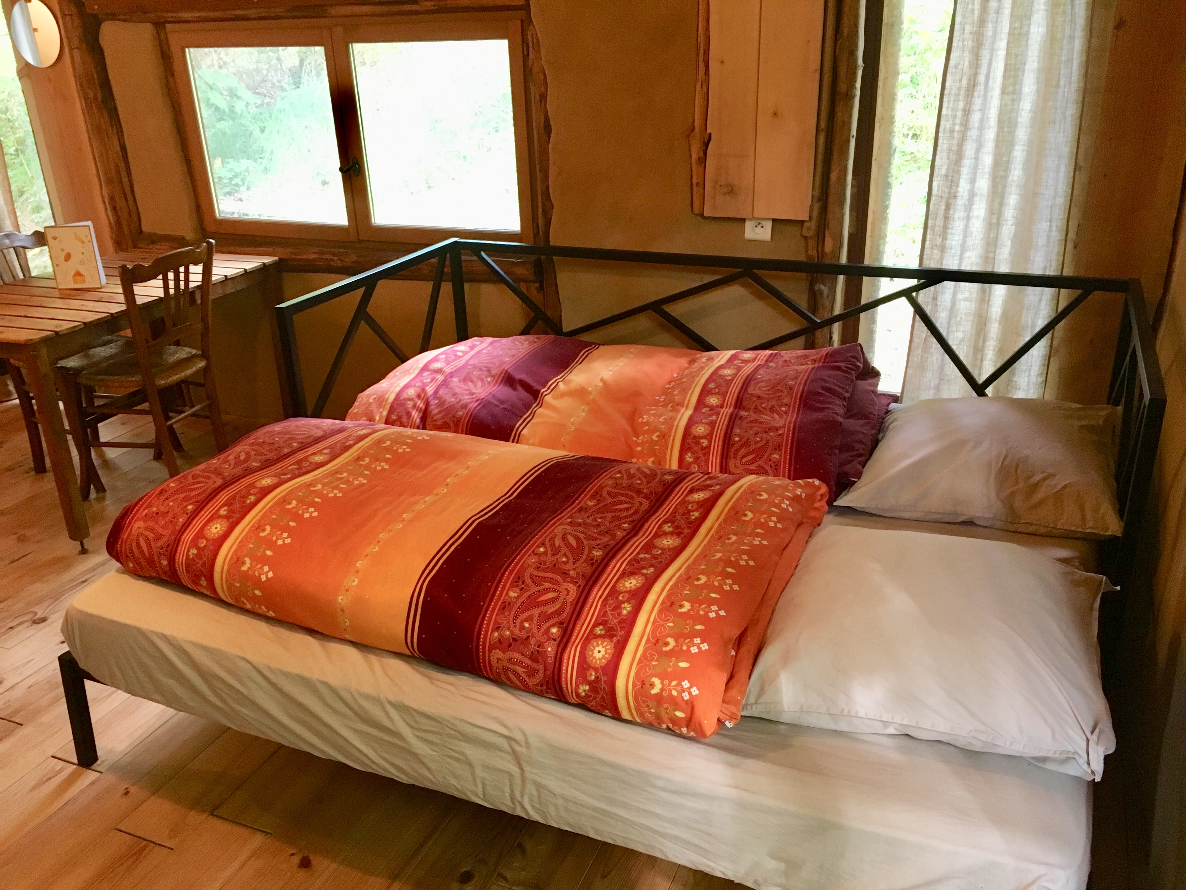 Petite cabane en terre-paille — Évasion cosy à Haute-Vienne à Limoges — vue intérieure