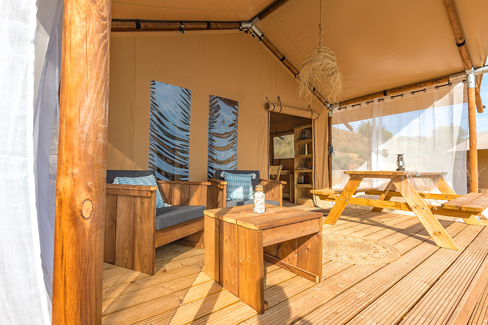 Glamping Lodge 4 personnes — Tente lodge avec spa à Aude à Gaja-et-Villedieu — vue depuis la terrasse