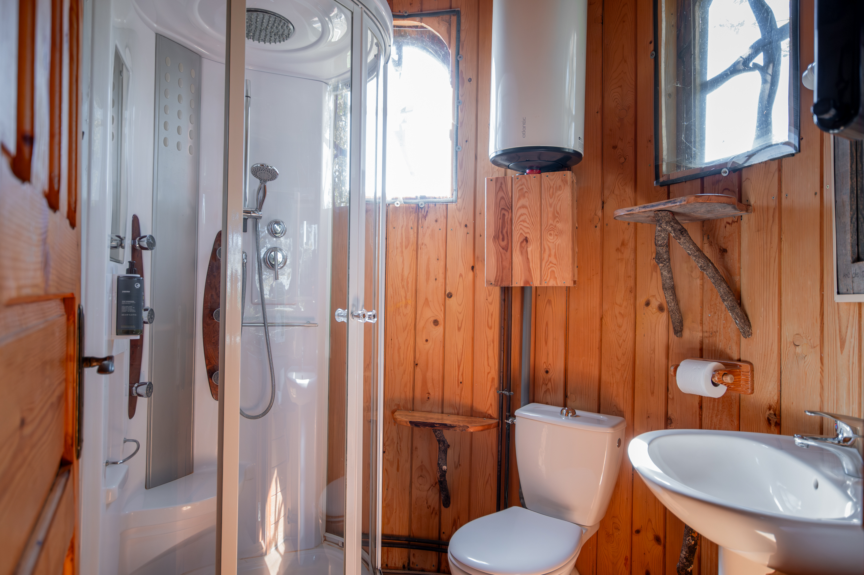 Maison dans les Branches — Cabane perchée avec spa à Dienné à Dienné — salle de bain