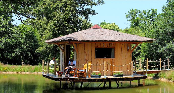 La Cabane des Tourtereaux — Cabane sur l'eau avec spa à Creuse à Chamberaud — détail architectural