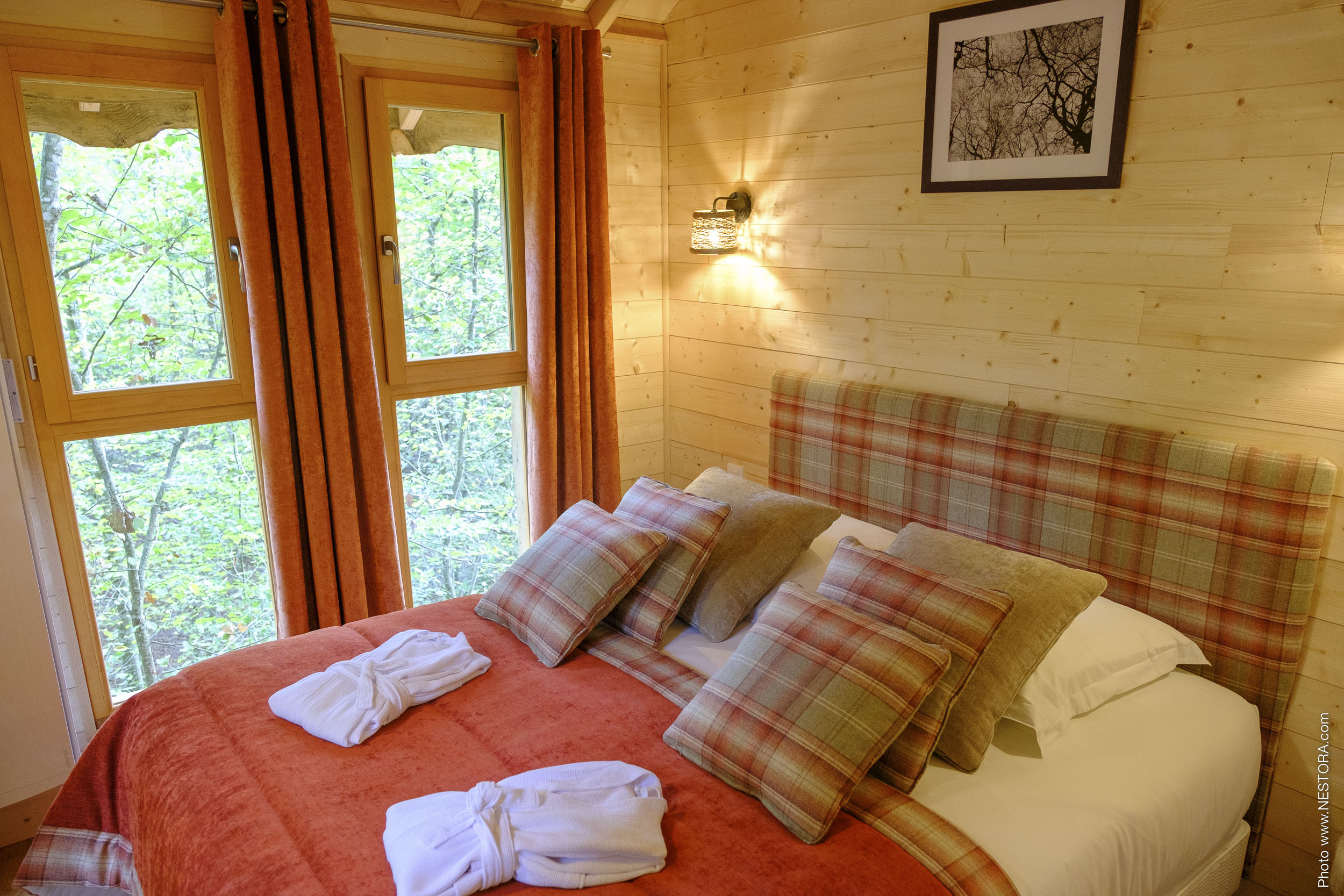 La Cabane du Grand Chêne & Spa : une évasion dans les arbres à La Bussière — chambre