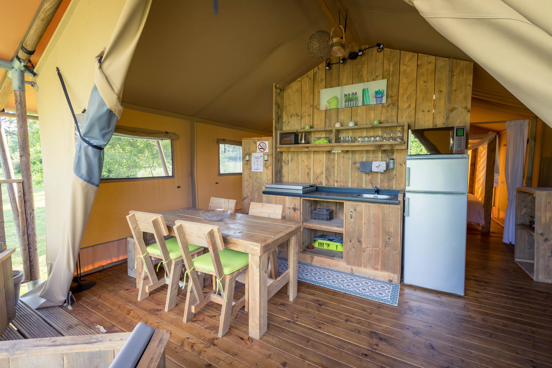 Tente Lodge la Clairière : une immersion sauvage en Nouvelle-Aquitaine à Saires — salle de bain