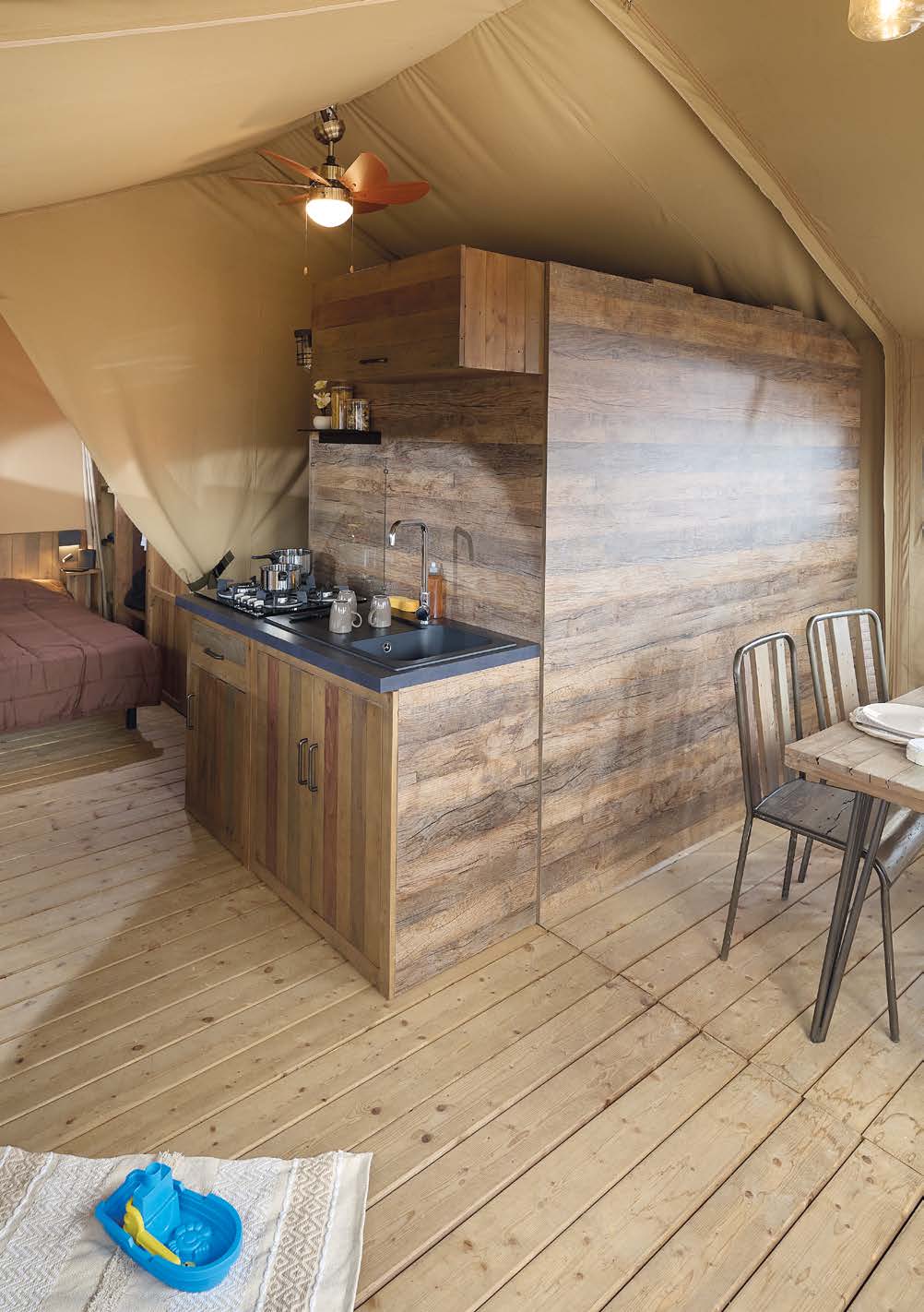 Tente lodge tout confort — Séjour nature à Vaucluse à Fontaine-de-Vaucluse — vue intérieure