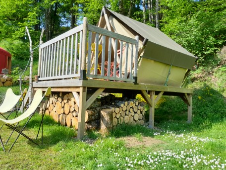 Tente cabane "Shouca" — Cabane sur pilotis avec spa à Cantal à Les Milans — environnement naturel