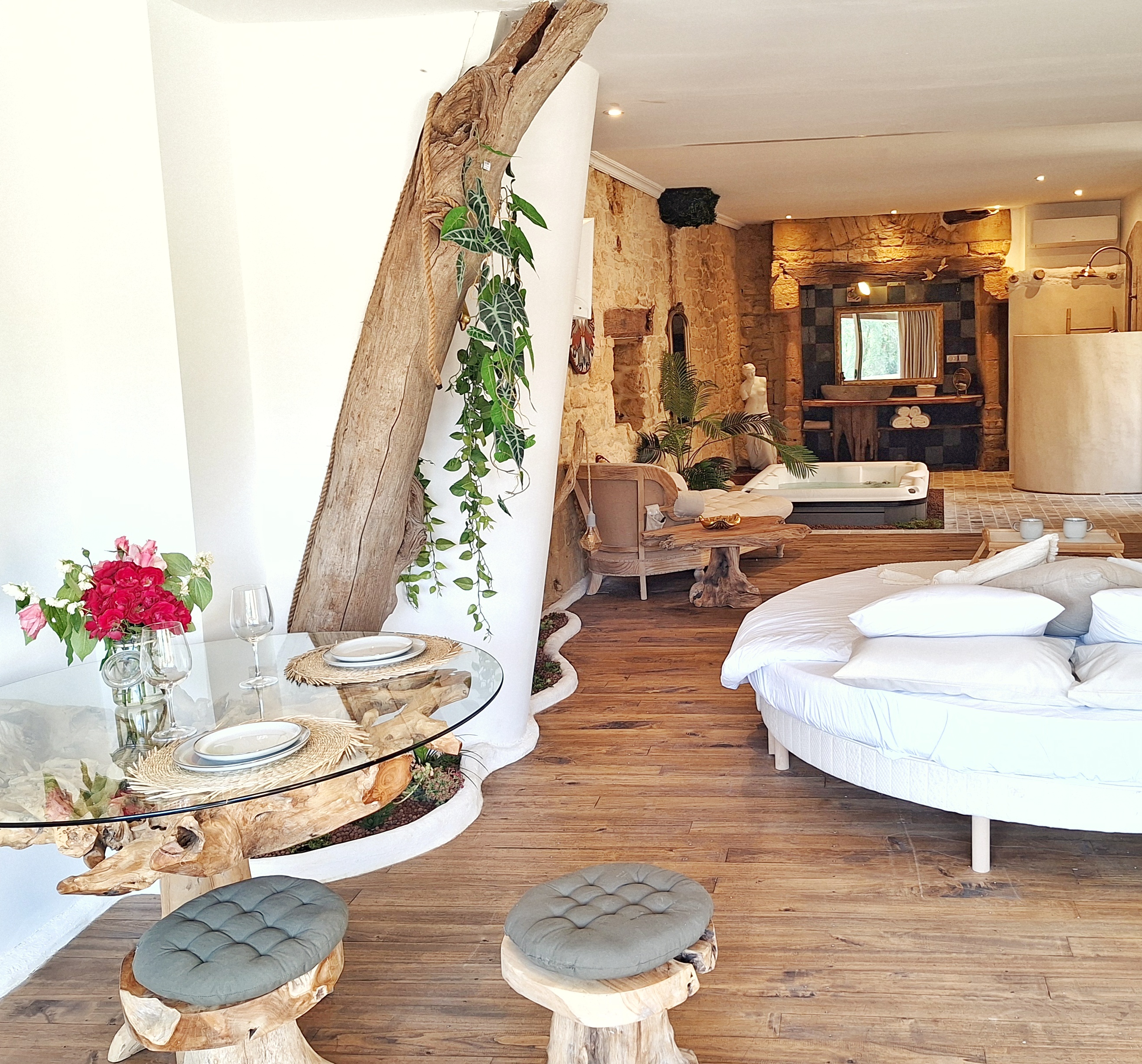 Photo 8/9 — Maison insolite « L'Instant Magique — Maison insolite avec spa à Dordogne » à Azerat Dordogne