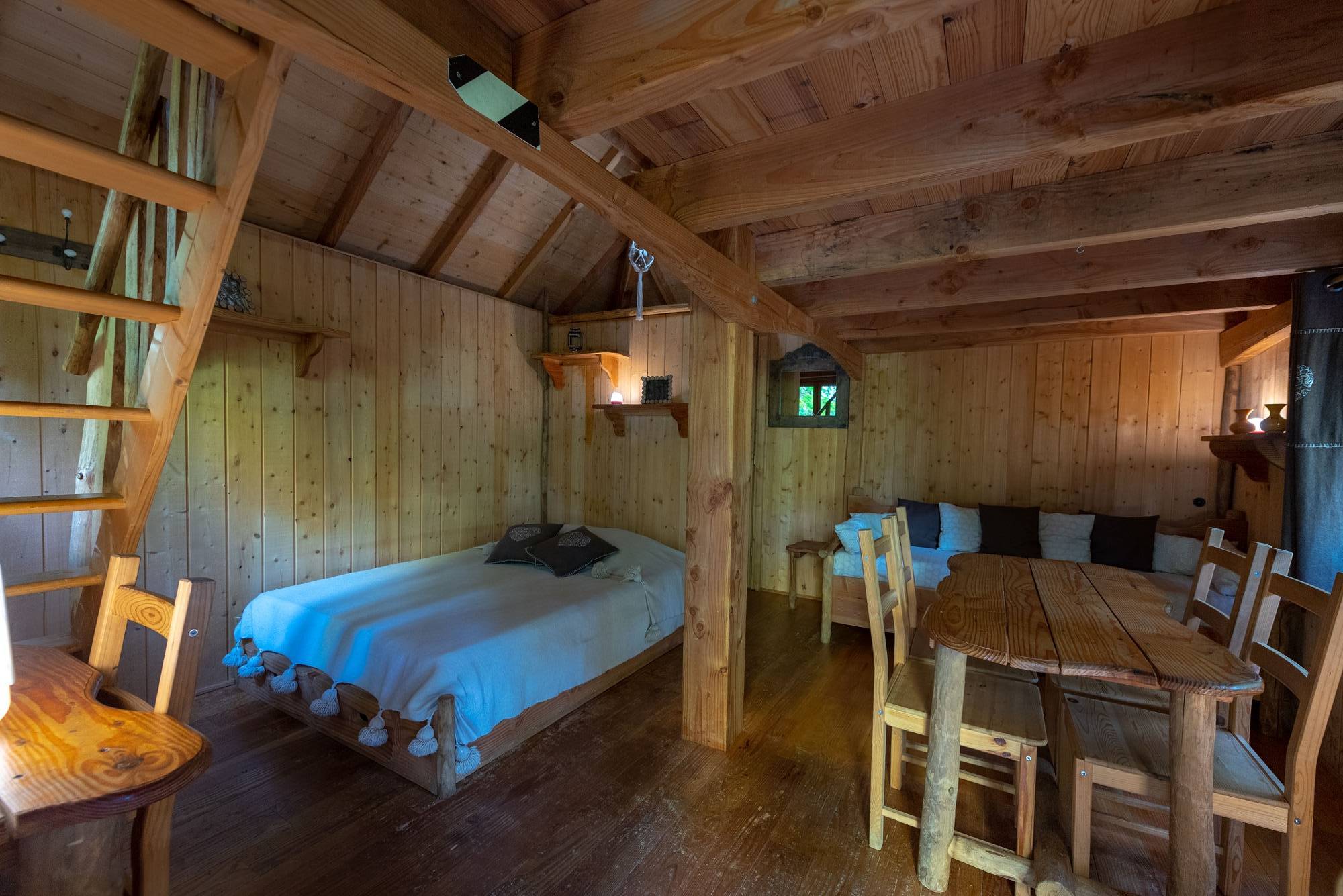Cabane Ours : une expérience suspendue dans les arbres à Saint-Julien-Labrousse — vue depuis la terrasse