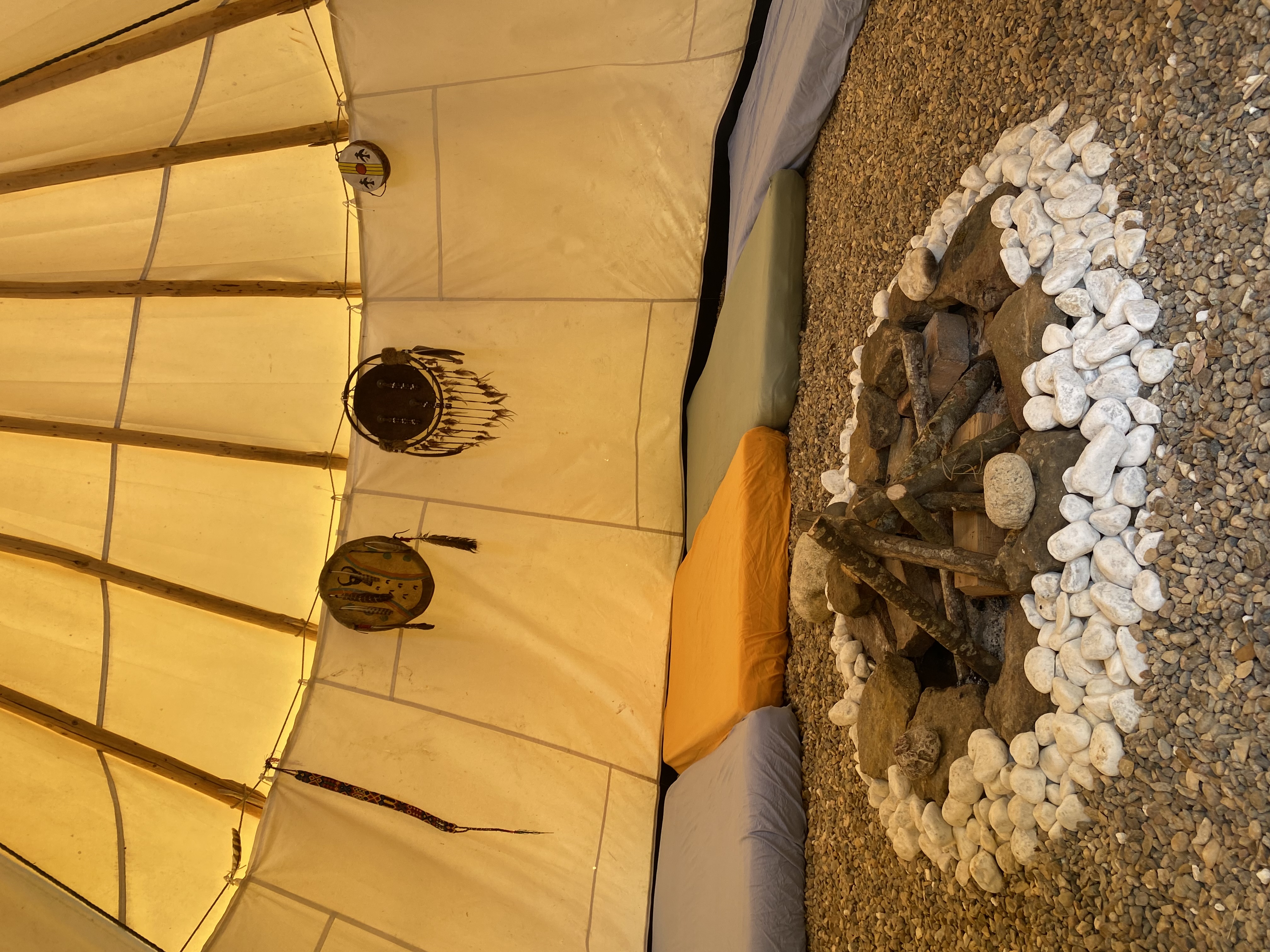 Tipi Lakota — Expérience authentique au bord d'un ruisseau en Nièvre à Nevers — détail architectural