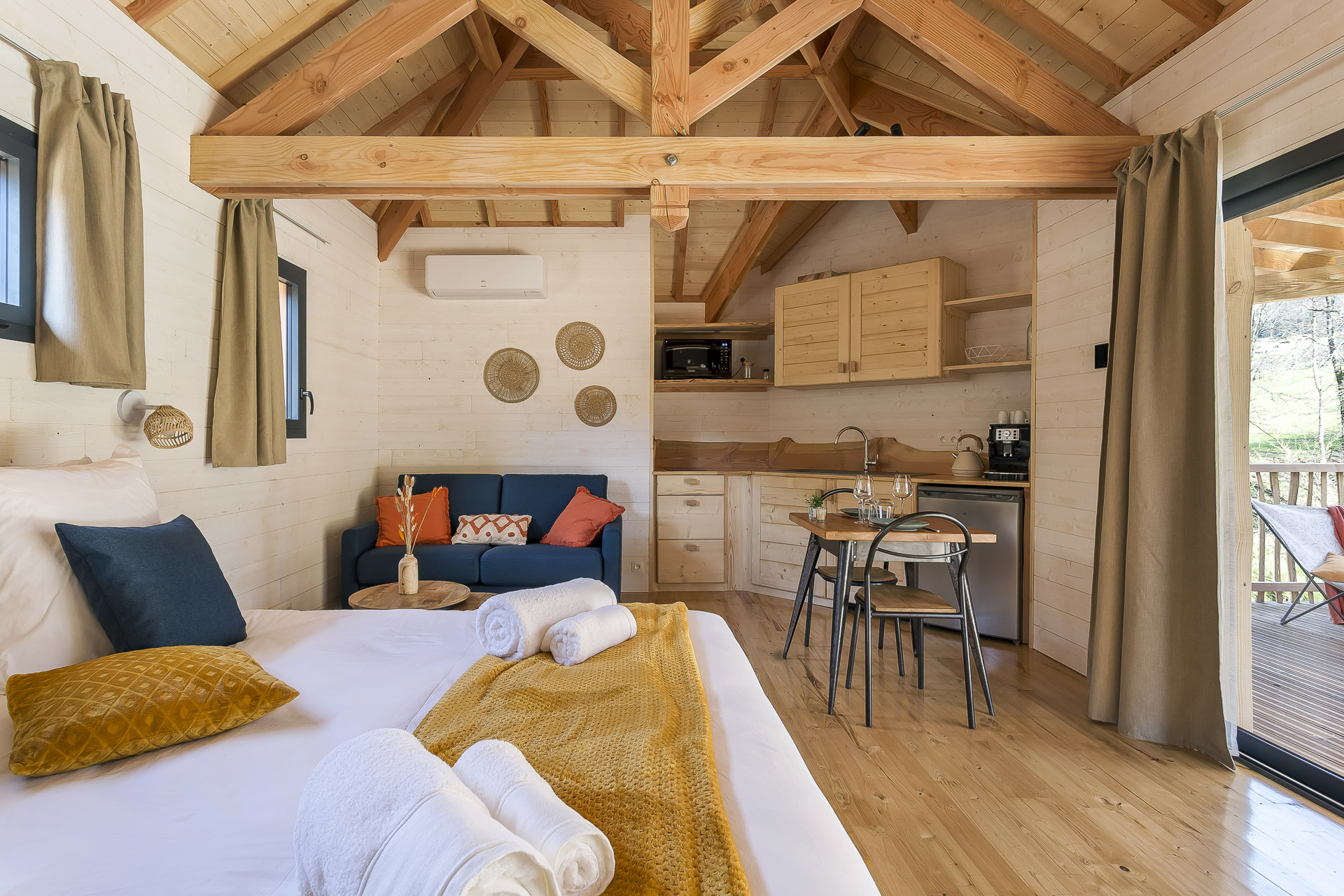 Cabane Verveine & SPA : une expérience suspendue en Rhône-Alpes à Satillieu — vue intérieure
