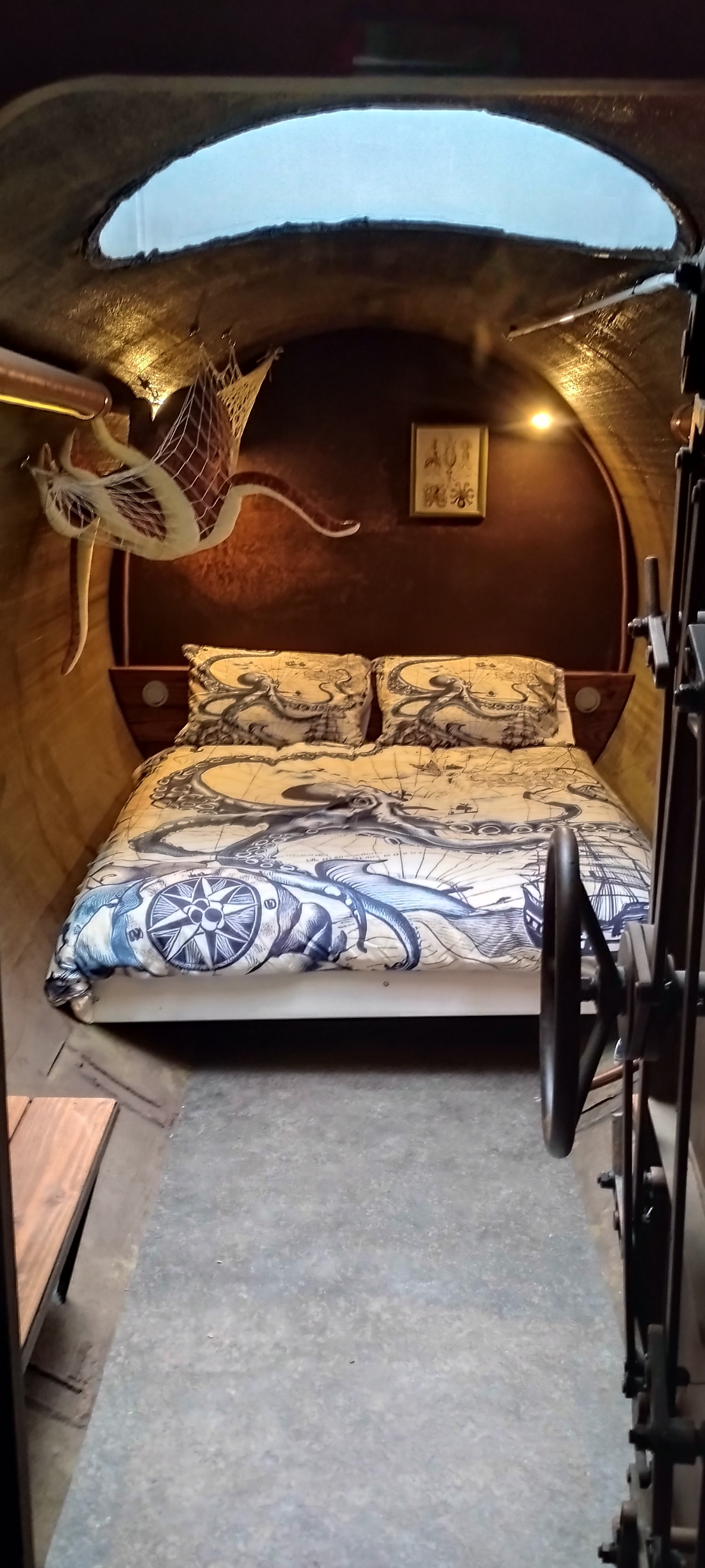 Le Nautilus & Sauna privatif — Hébergement insolite avec spa à Vosges à Épinal — espace de vie