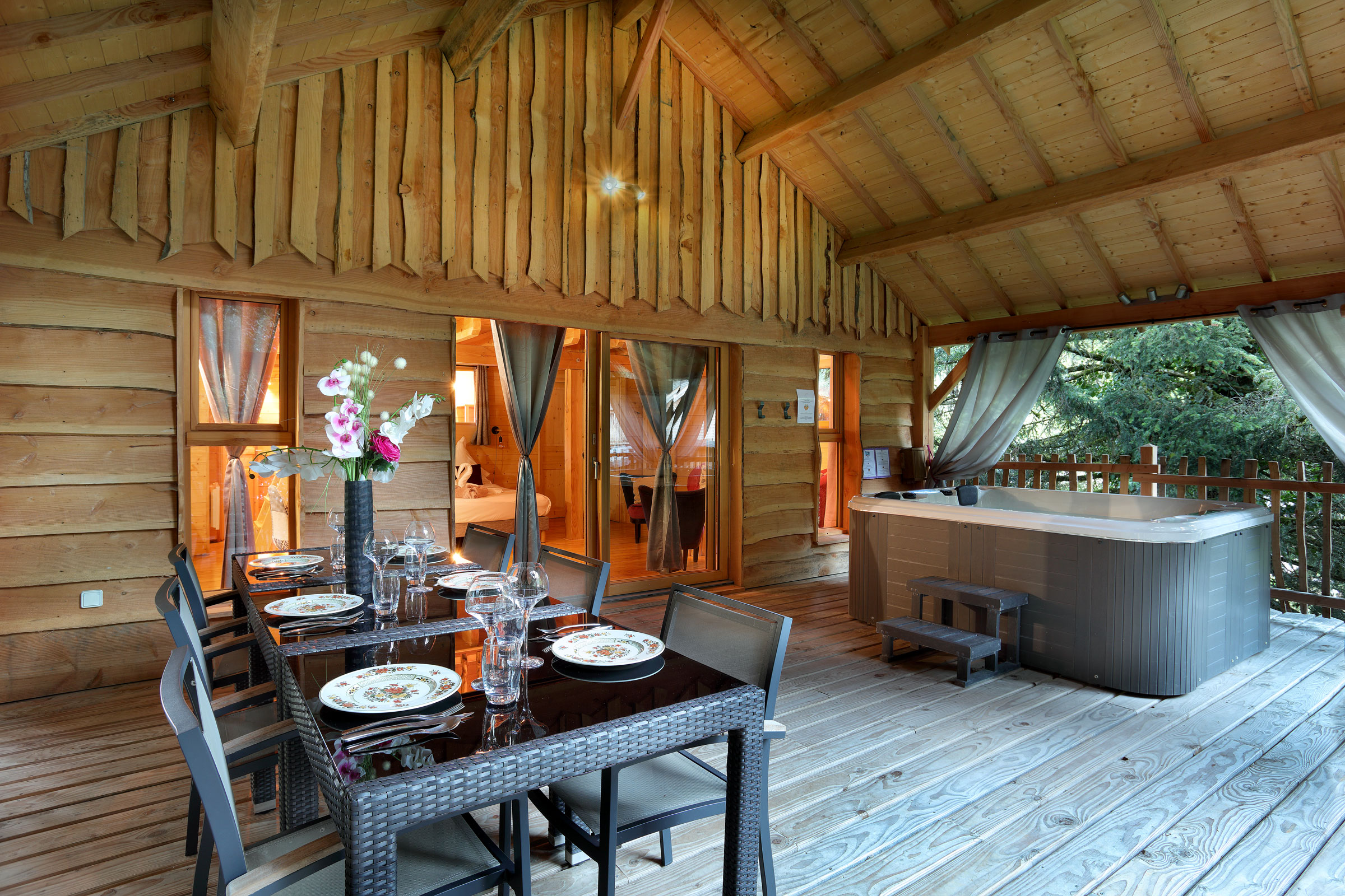 Lodge Suite Spa — Cabane dans les arbres avec jacuzzi à Haute-Savoie à Larringes — salle de bain