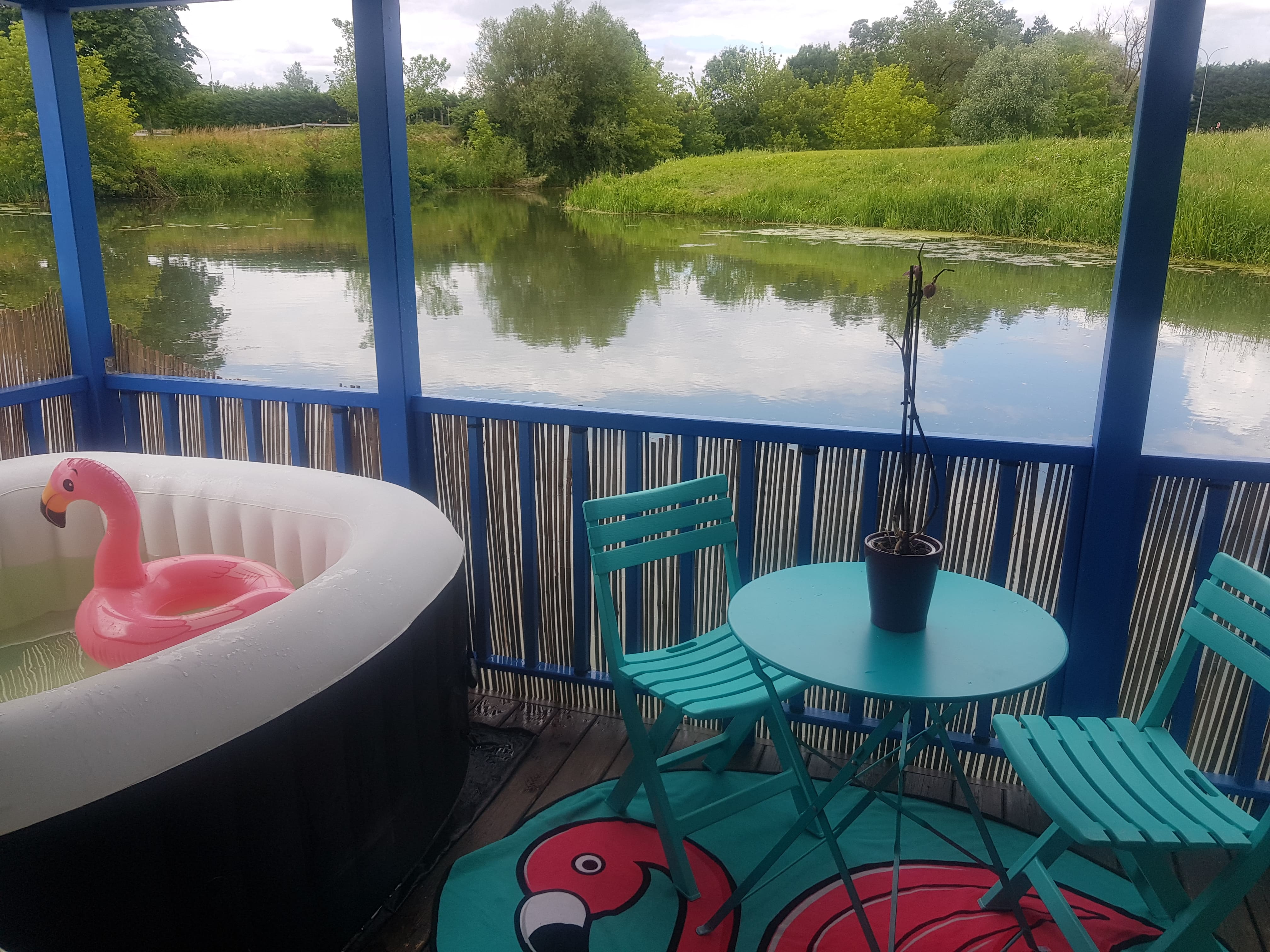 Cottage flottant près de Dijon — Maison insolite avec jacuzzi à Dijon — espace de vie