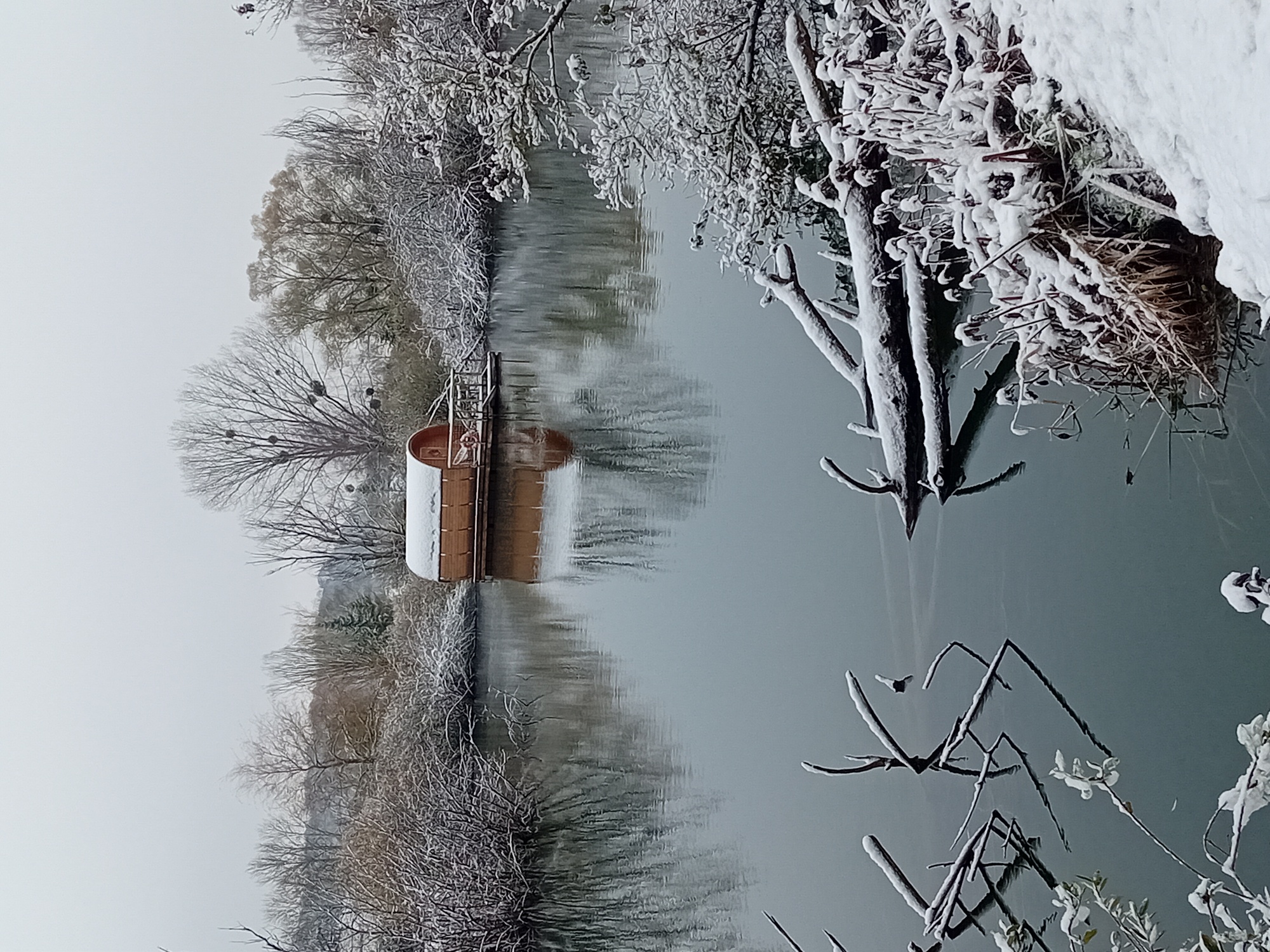 Le Tonneau Millésime : une cabane flottante en Lorraine à Givrauval — détail architectural