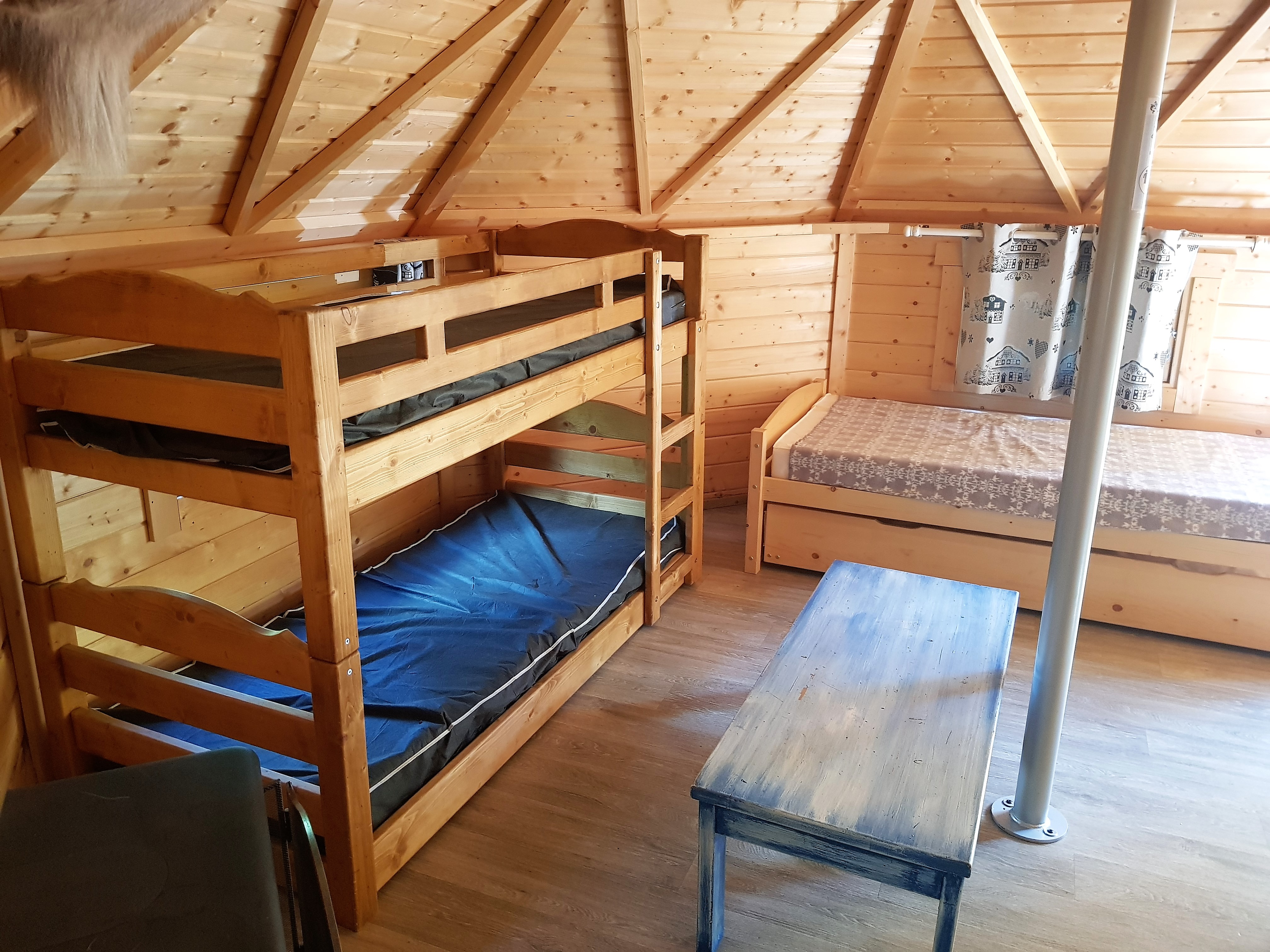 Un refuge esprit cabane pour une évasion en pleine nature à Saint Martin De Queyrières — cuisine