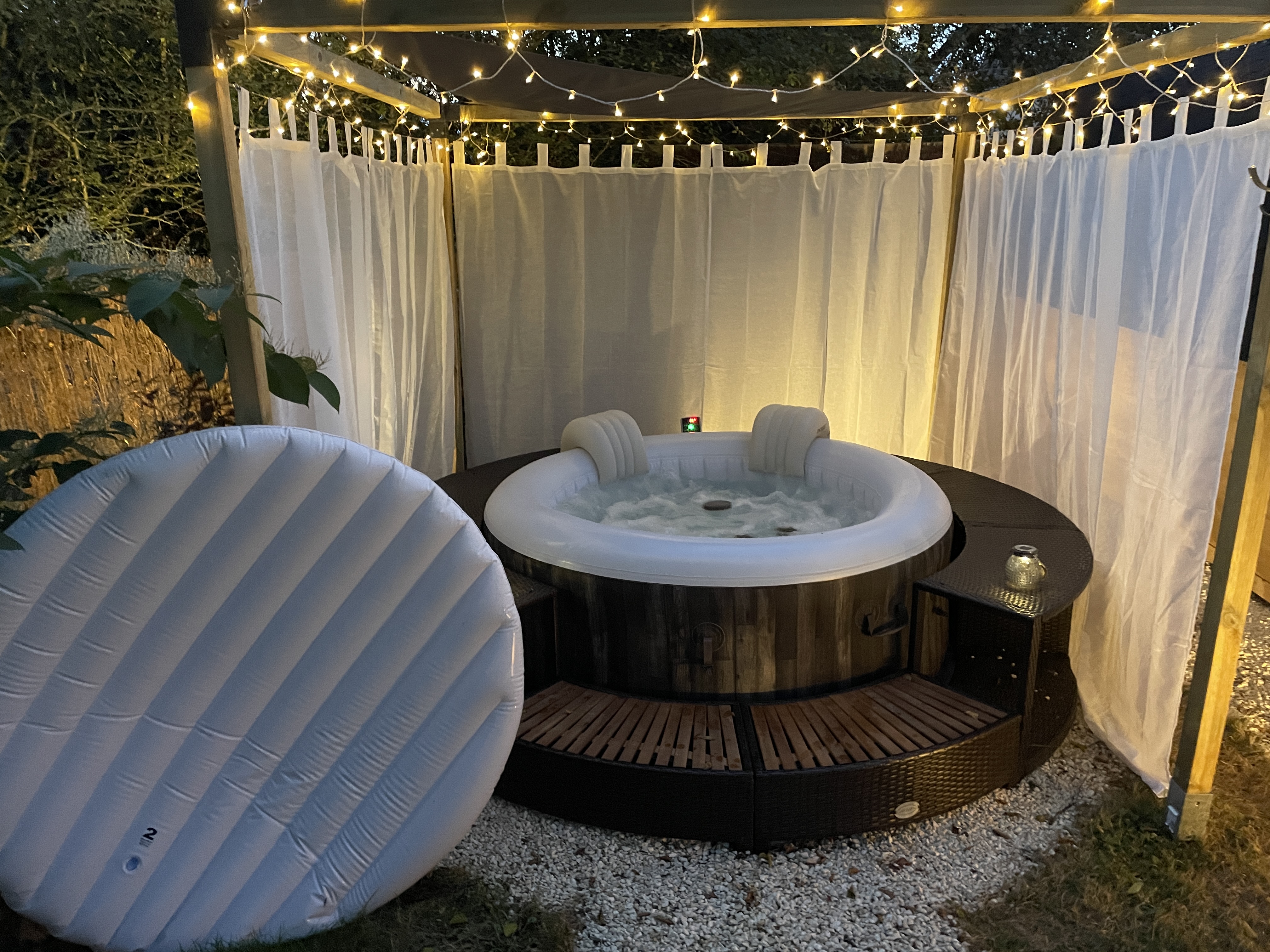 Un tonneau insolite avec spa au cœur du vignoble Nantais à Vallet — chambre