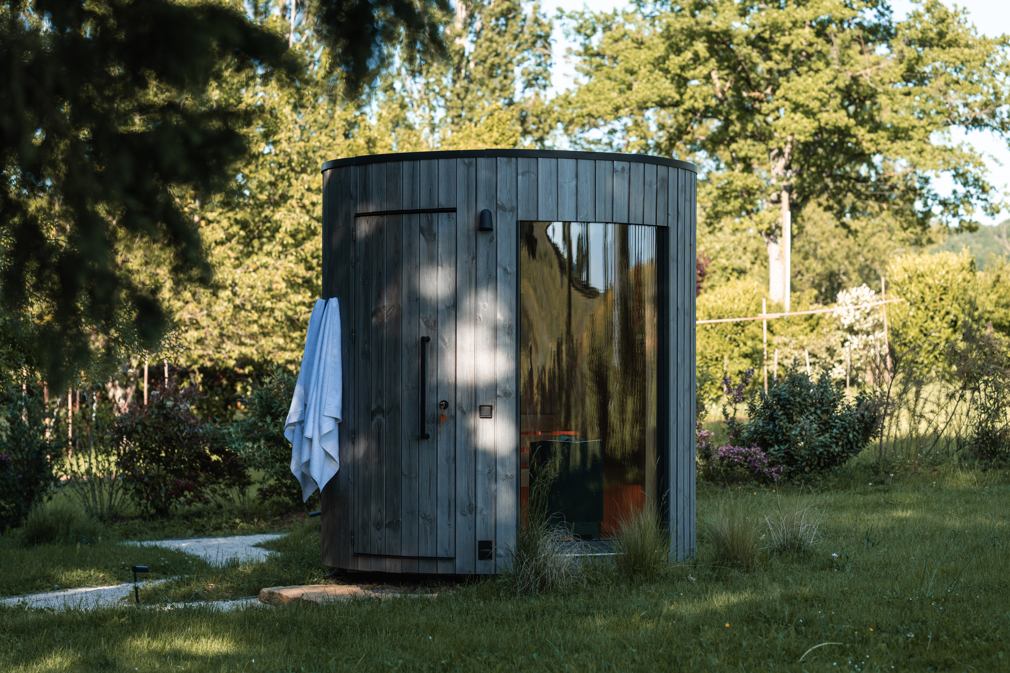 Suite prairie Tomette Singulière — Cabane avec spa à Saône-et-Loire à La Chapelle-du-Mont-de-France — espace de vie