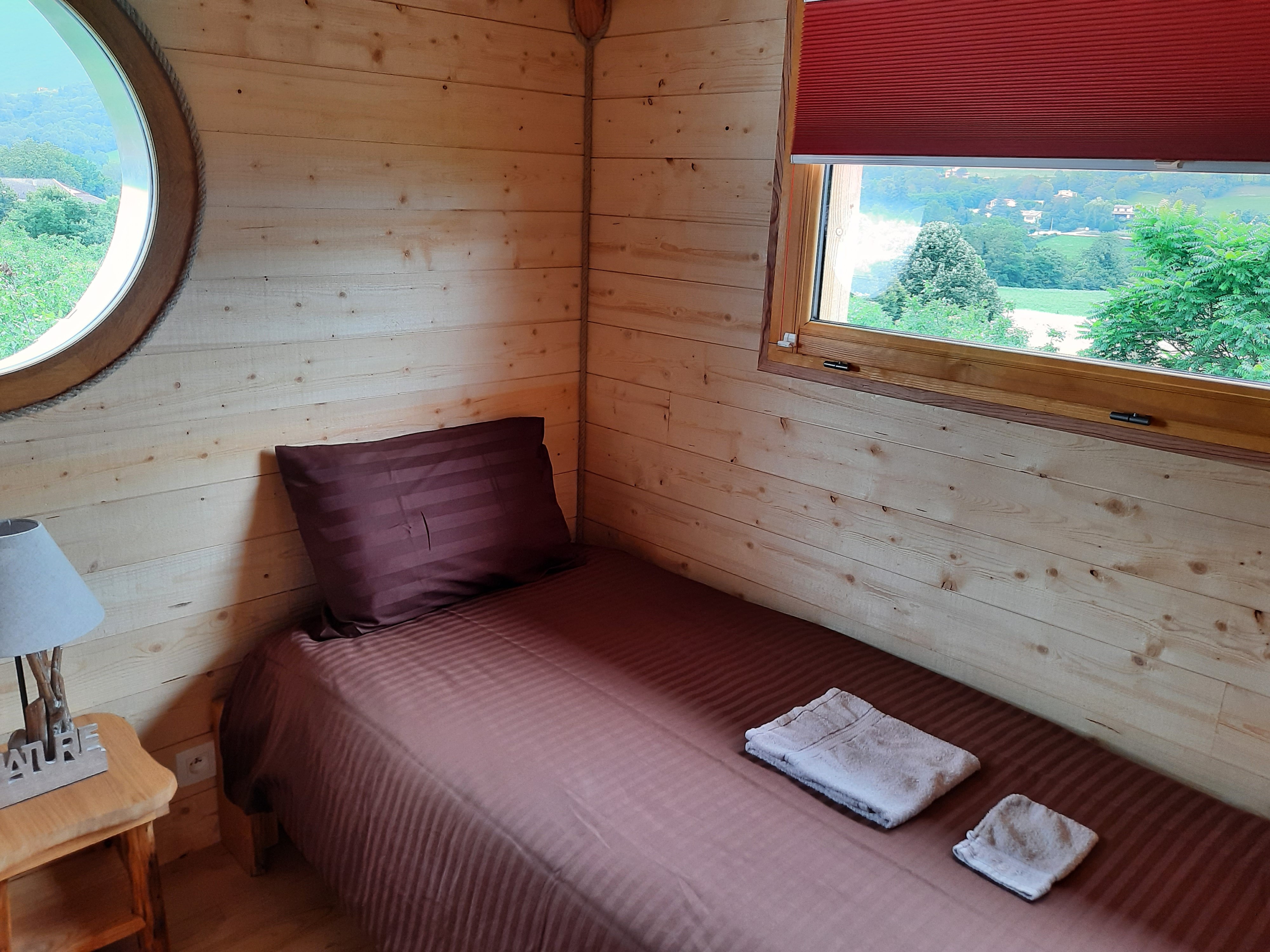 Cabane Prague — Nuit perchée avec spa à Vercors en Drôme à Saint-Jean-En-Royans — environnement naturel