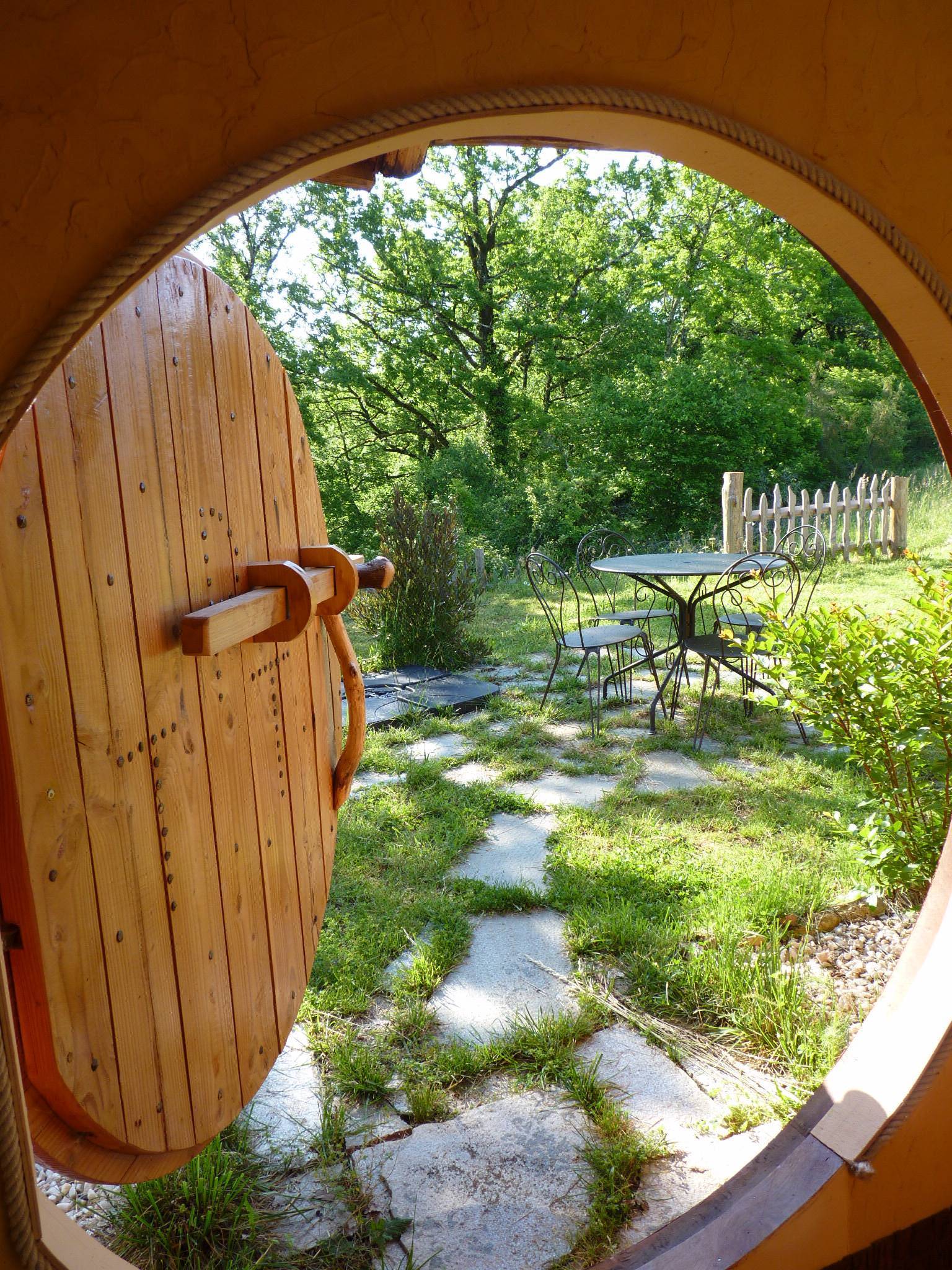 La Cabane-Spa Hobbit : une expérience immersive en Aquitaine à Salignac-Eyvigues — chambre