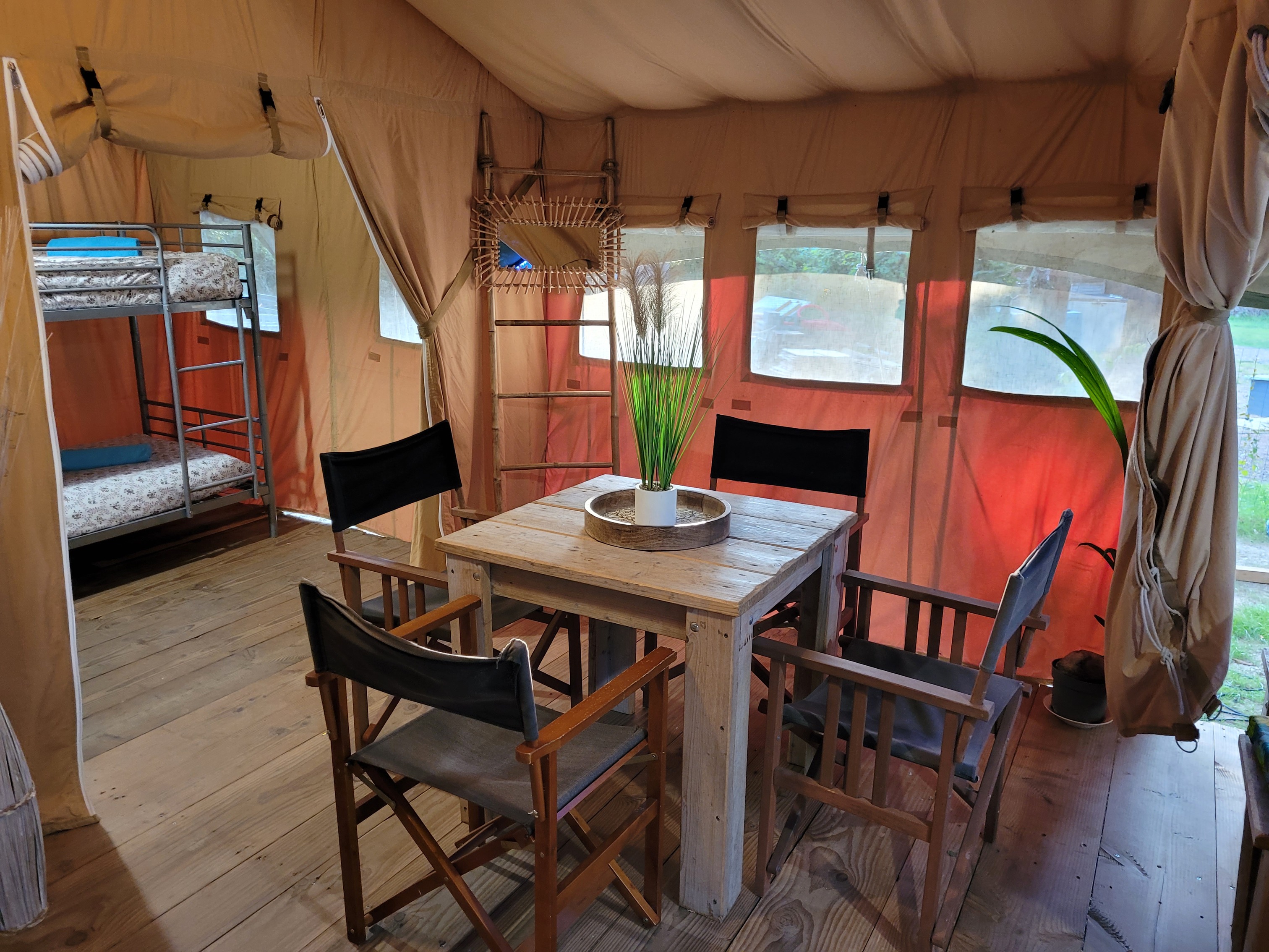 Tente Lodge Safari — Glamping avec spa à Calvados à Noues de Sienne — espace de vie