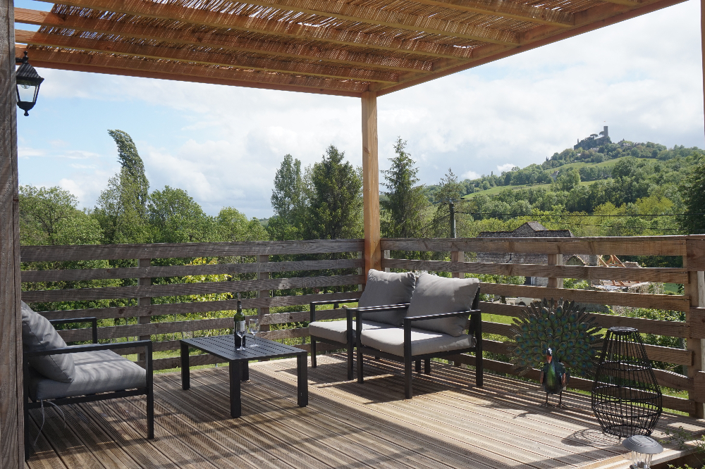 Tiny House A la belle écorce — Séjour avec terrasse privative en Corrèze à Turenne — vue intérieure