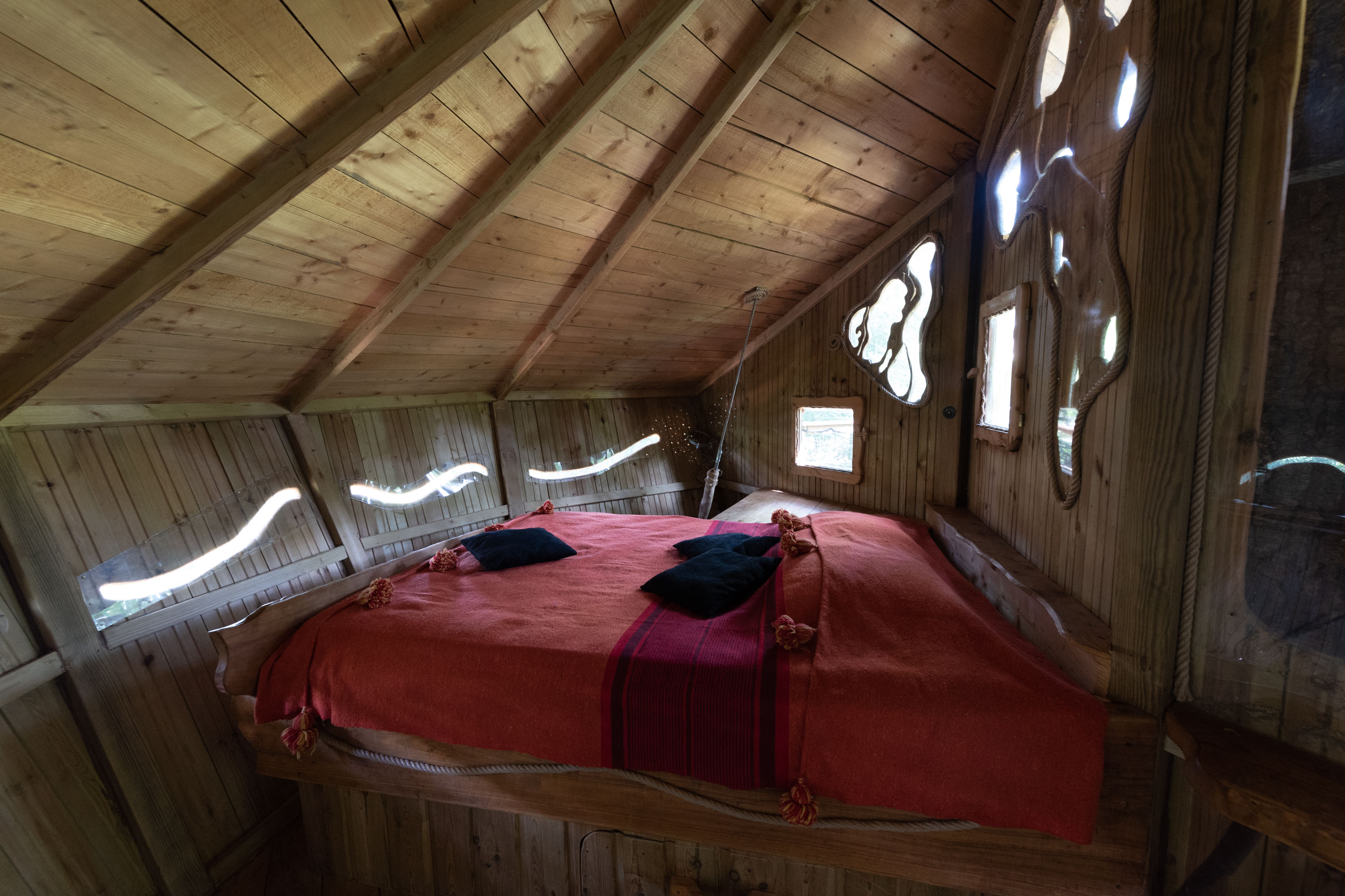 Cabane Renard : une expérience suspendue dans les arbres à Saint-Julien-Labrousse — salle de bain