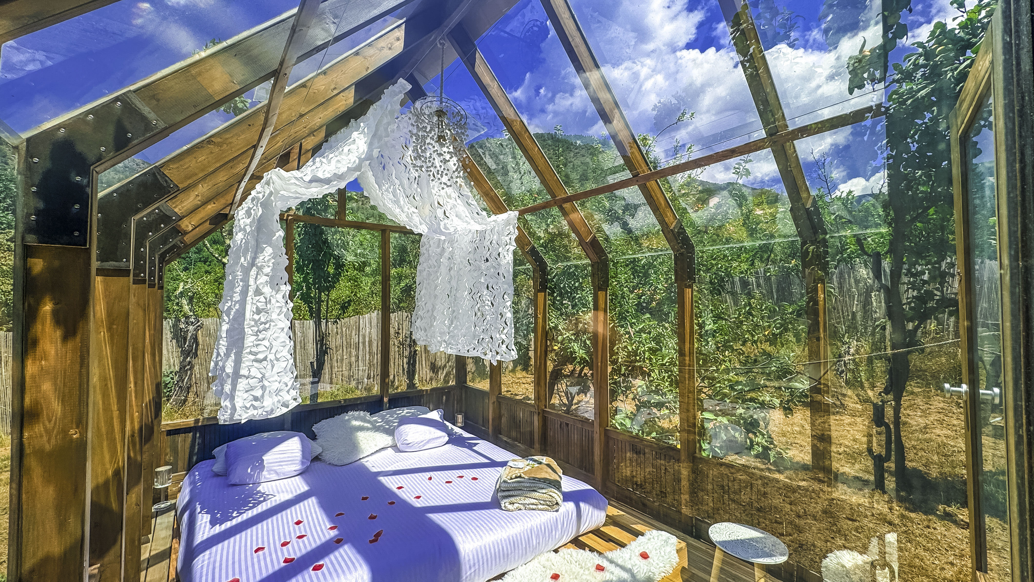 Chalet en verre sous une pluie d’étoiles : une expérience unique en Provence à Lantosque — chambre