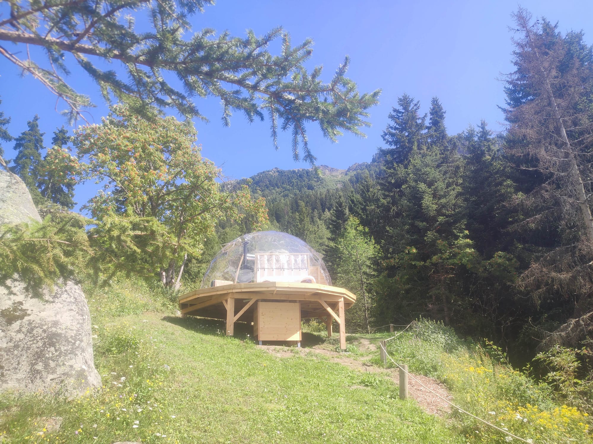 Vivez l'expérience d'un dôme insolite en Rhône-Alpes à Valmeinier — vue intérieure
