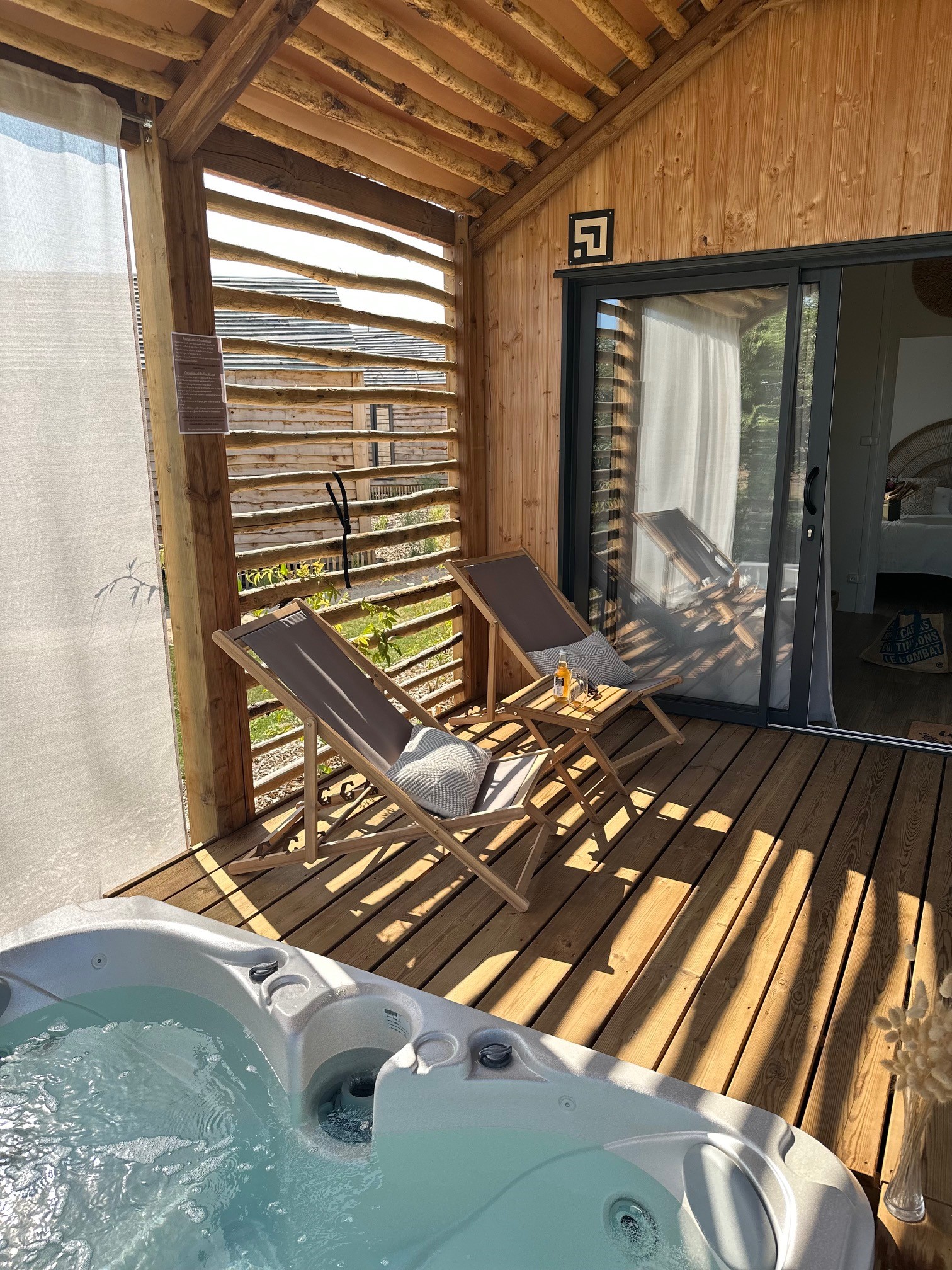 Lodge Suite et Spa Rustique : une évasion sensorielle en pleine nature à Vairé — vue intérieure