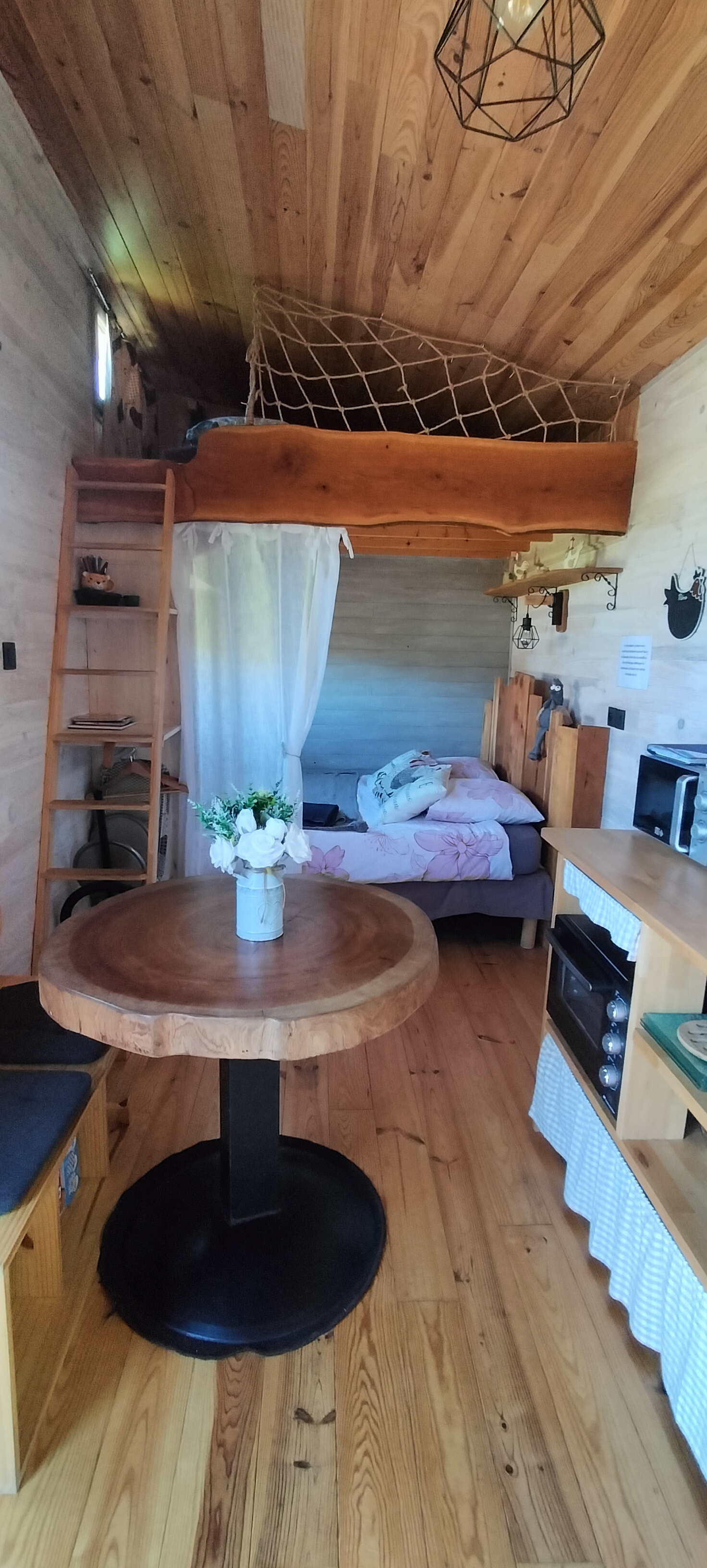 La Tiny 1 — Tiny House avec spa à Charente à Châteauneuf-sur-Charente — espace de vie