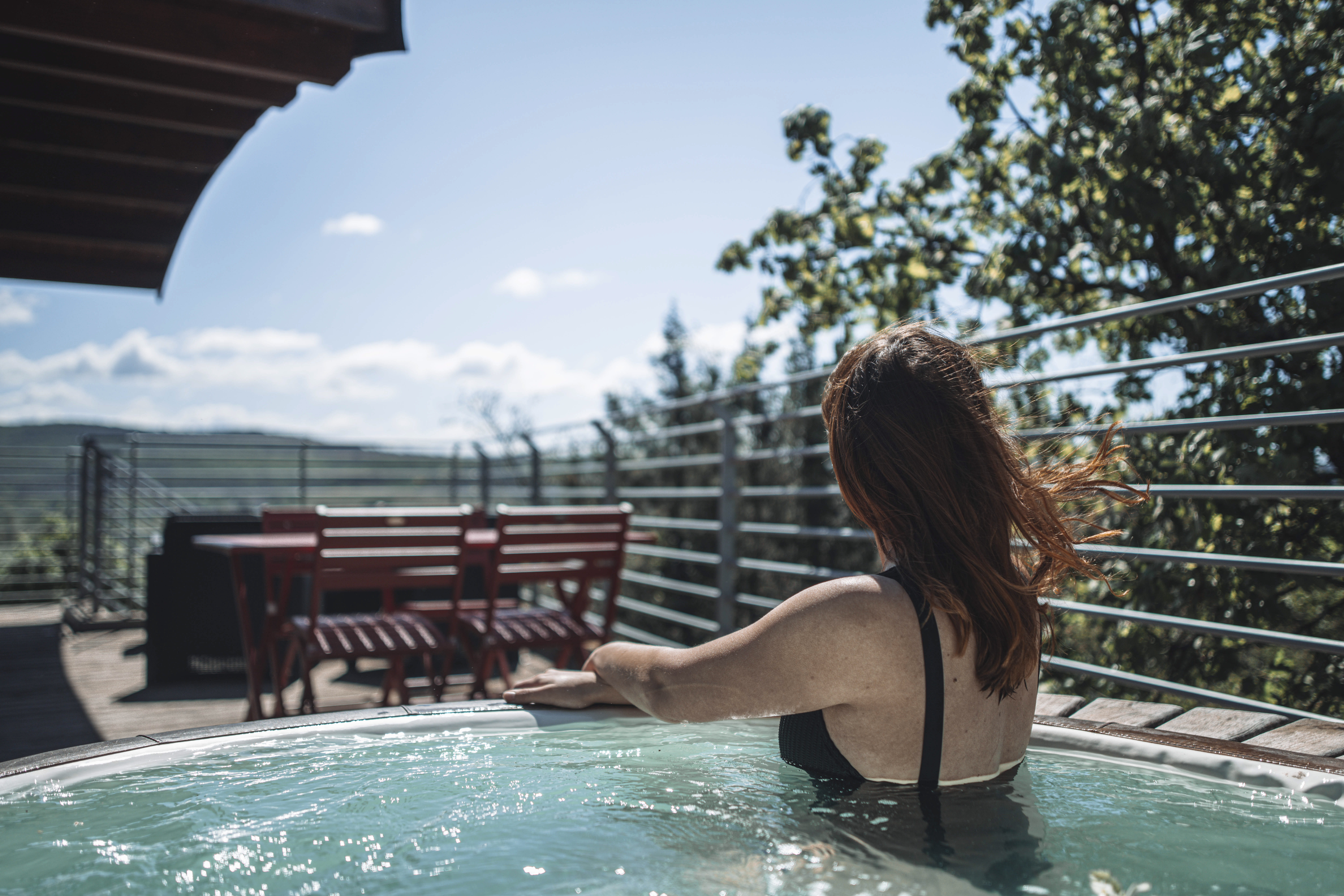 Évasion romantique dans une cabane sur pilotis avec spa à Vogüé — chambre