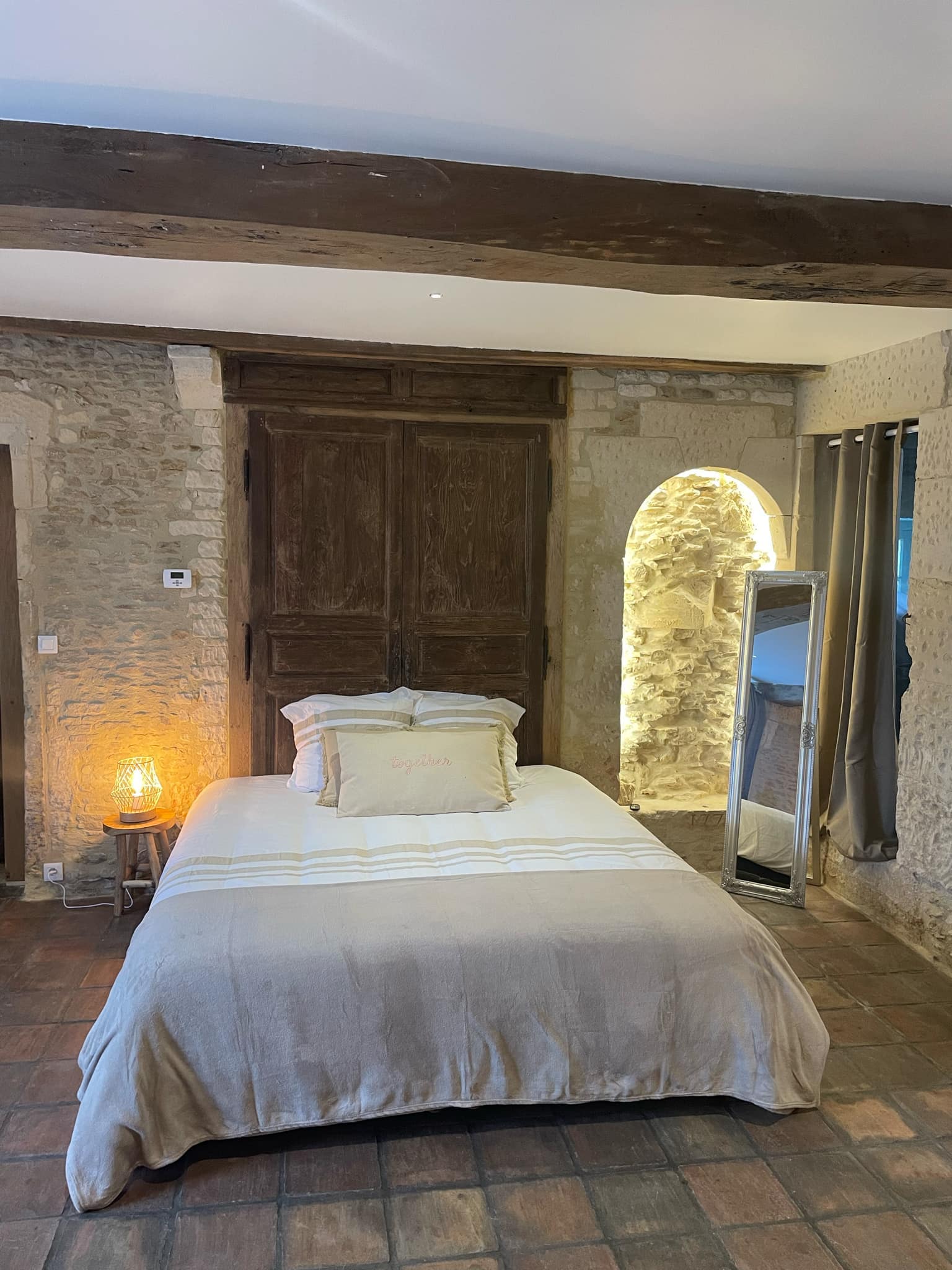 La Chambre de Caractère — Séjour romantique avec spa à Rouvres (Calvados) à Rouvres — espace de vie