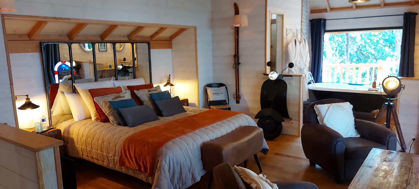 Cabane Spa Vintage Prestige — Nuit perchée avec jacuzzi à Lot-et-Garonne à Agen — détail architectural
