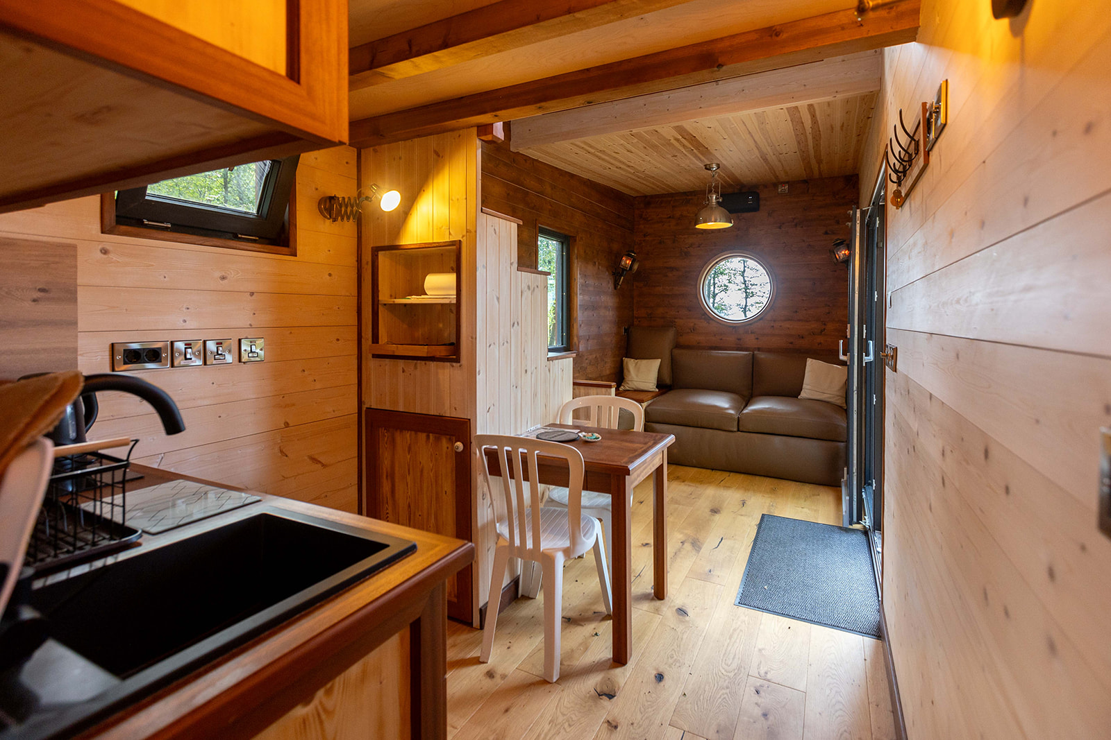La Tiny des Bois : une évasion enchantée en Île-de-France à Echouboulains — chambre