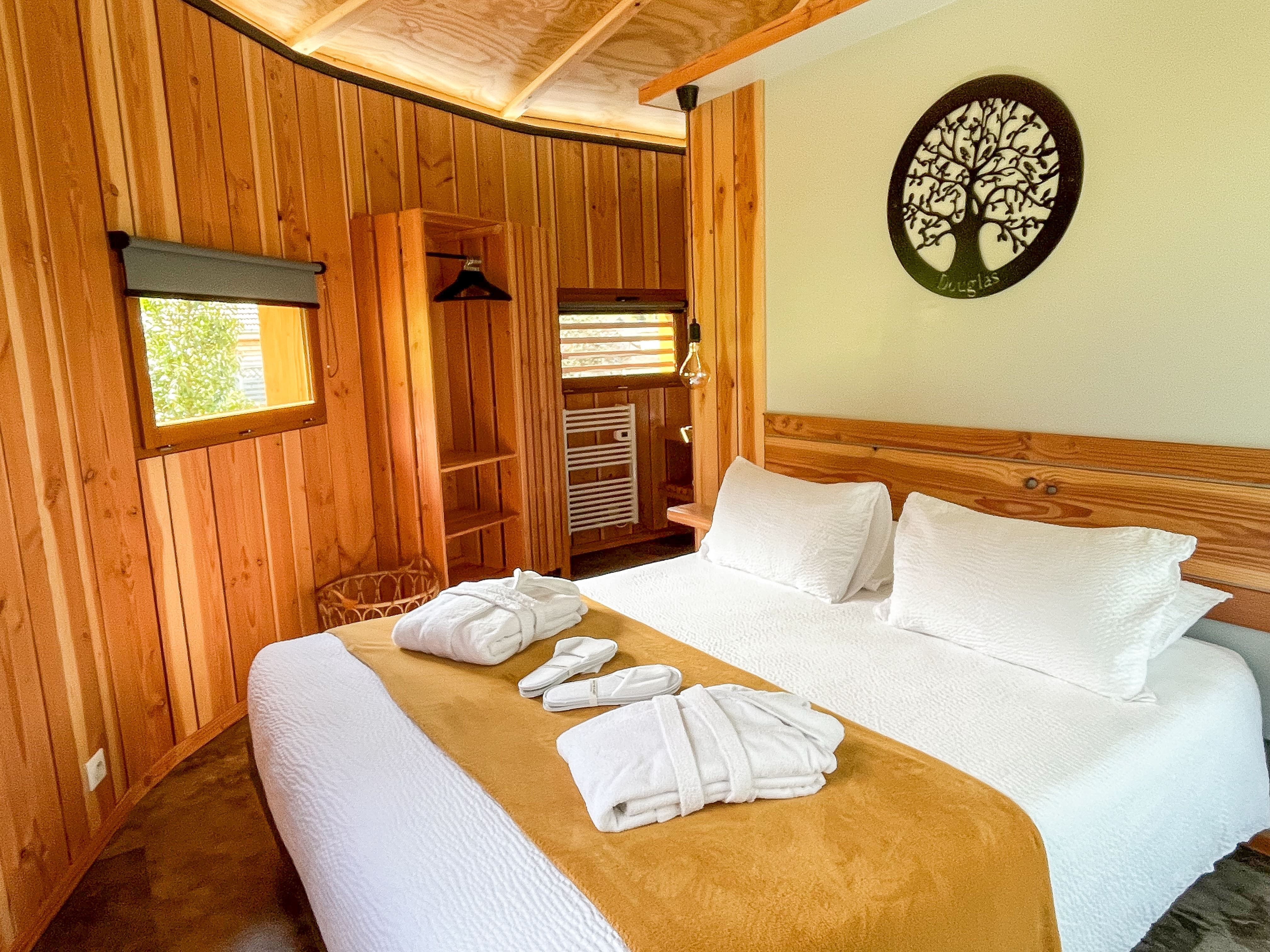 Cabane Douglas & Spa — Évasion romantique sur pilotis dans le Jura à Lons-le-Saunier — vue intérieure