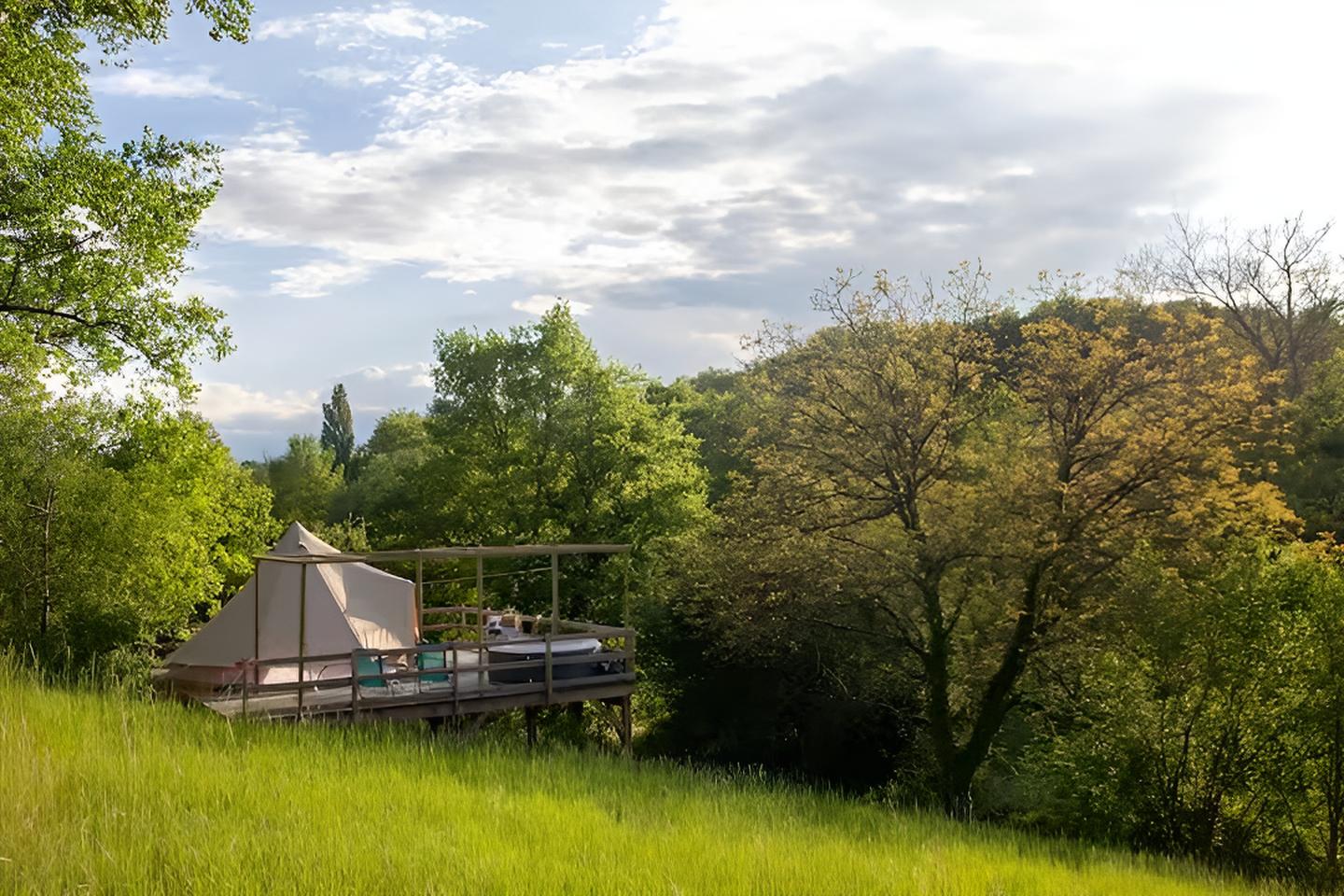 Tente dans les airs avec spa — Nuit insolite en Dordogne à Alles-sur-Dordogne — espace de vie