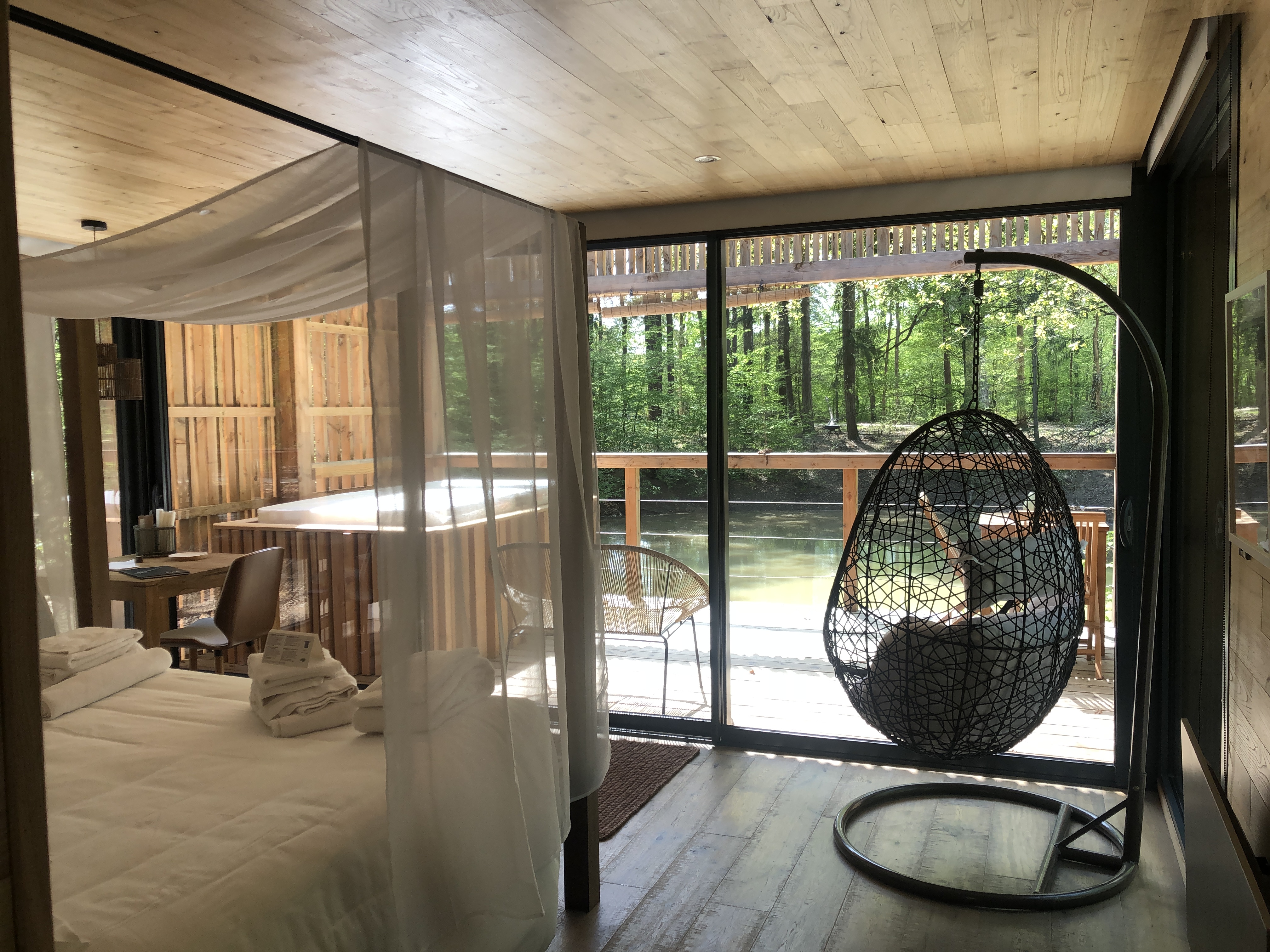 Évasion sensorielle dans une suite avec spa et sauna